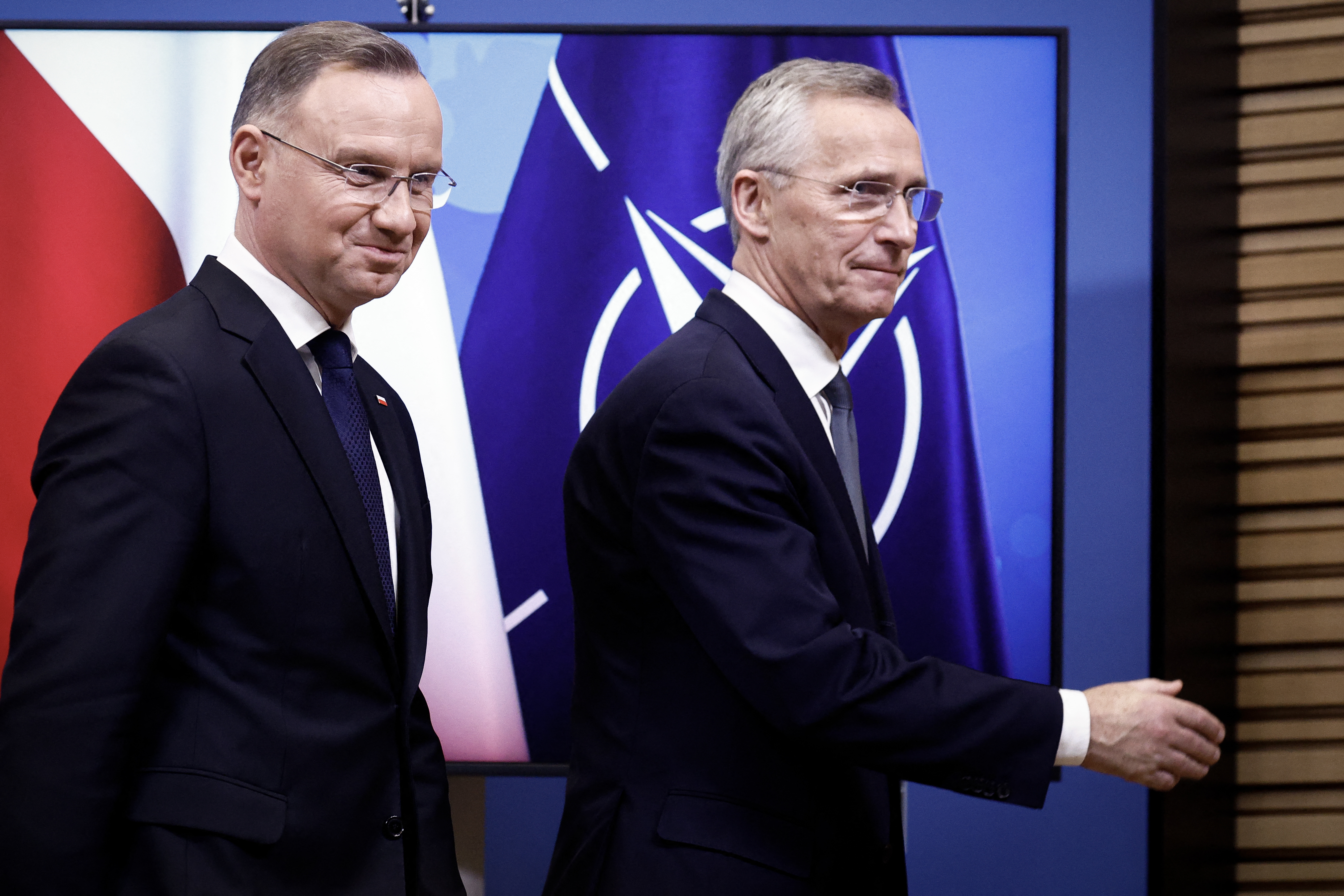2024 年 3 月 14 日，北约秘书长延斯·斯托尔滕贝格（右）在布鲁塞尔北约总部与波兰总统安杰伊·杜达举行新闻发布会。 Kenzo TRIBOUILLARD / 法新社