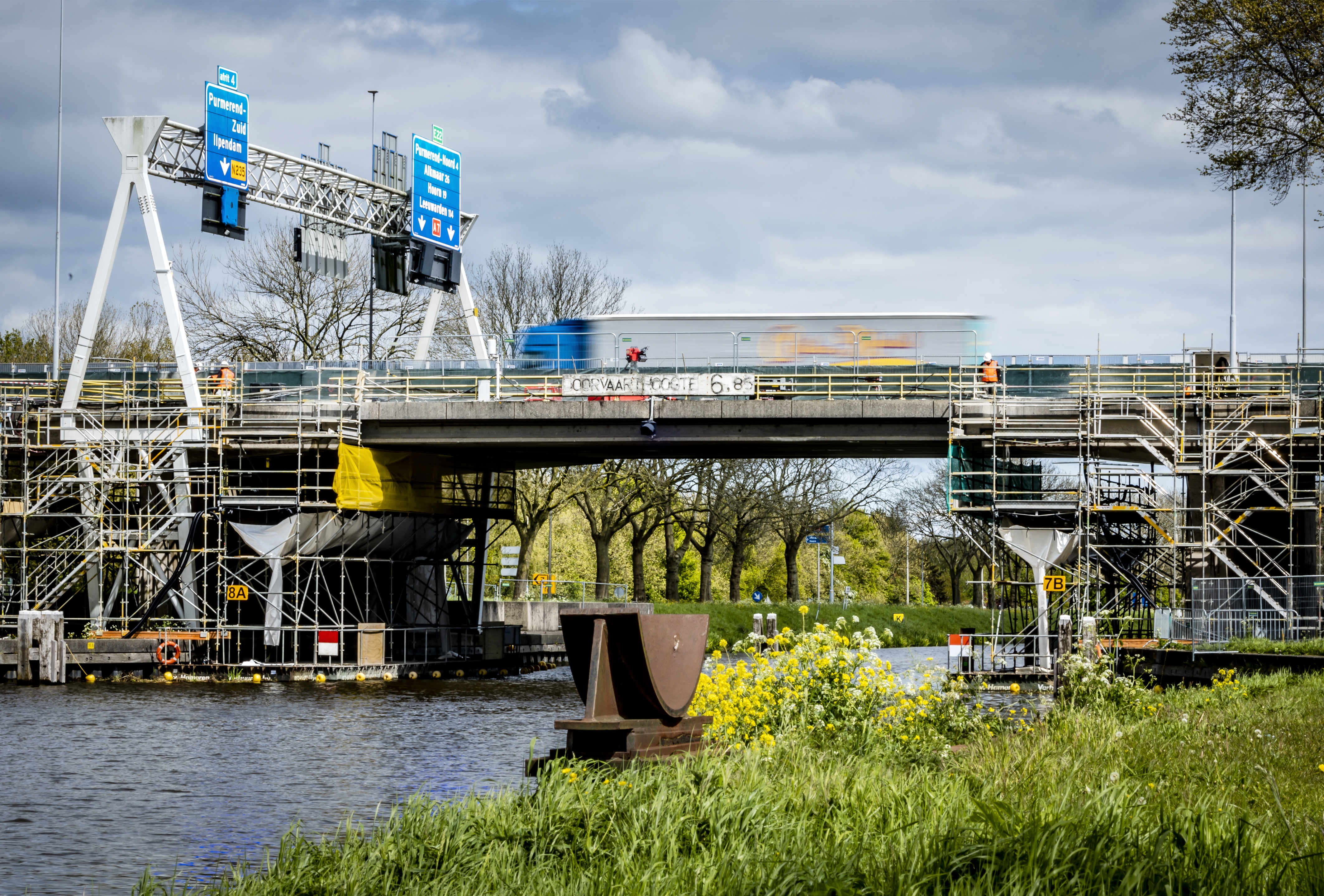 Volgens Post circuleren er dagelijks zo'n 8.500 vrachtwagens op de weg waar wordt gewerkt aan een brug over het Noordhollandsch Kanaal.