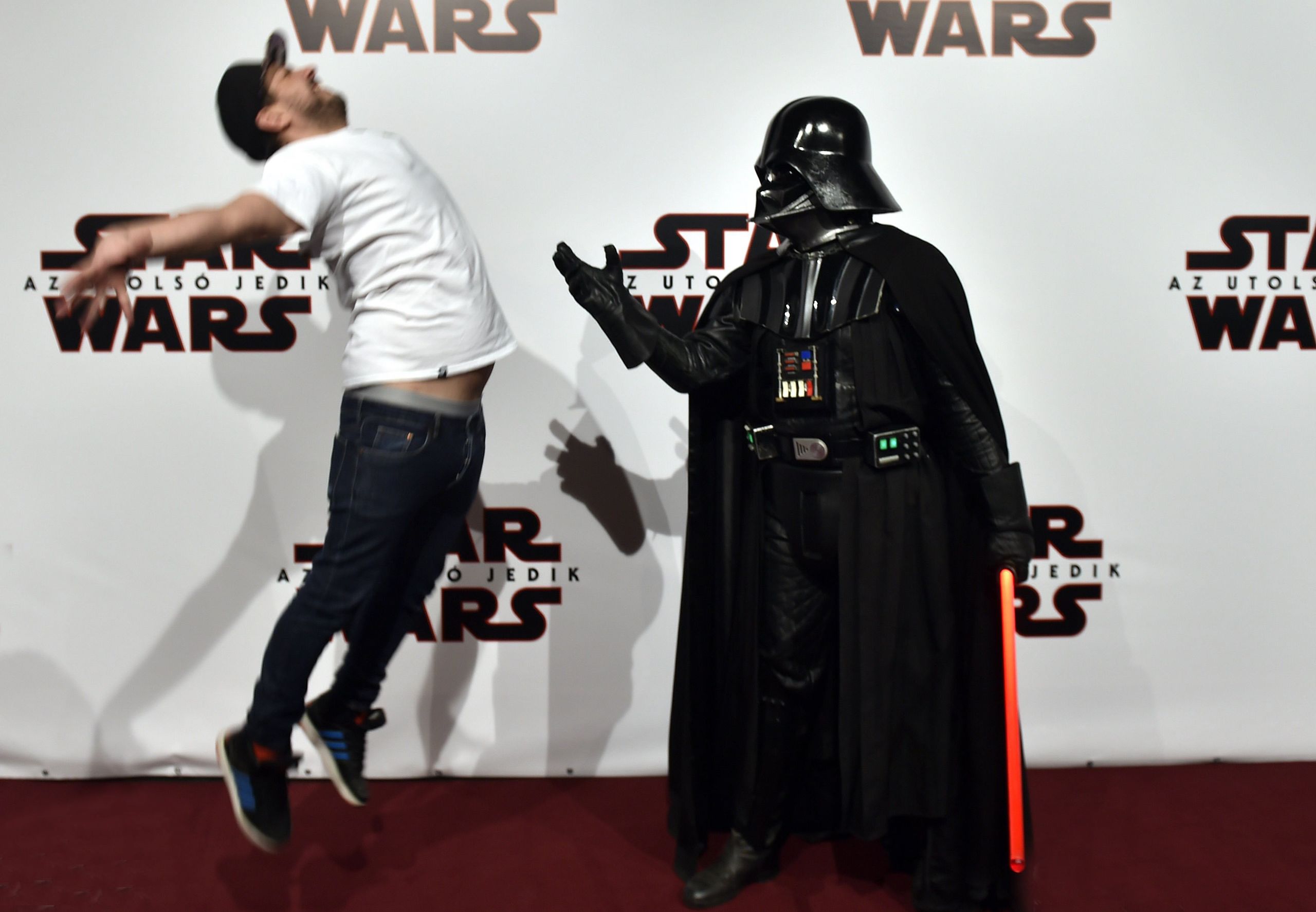 Zelfs op een rode loper moet je oppassen voor de duistere krachten van Darth Vader.