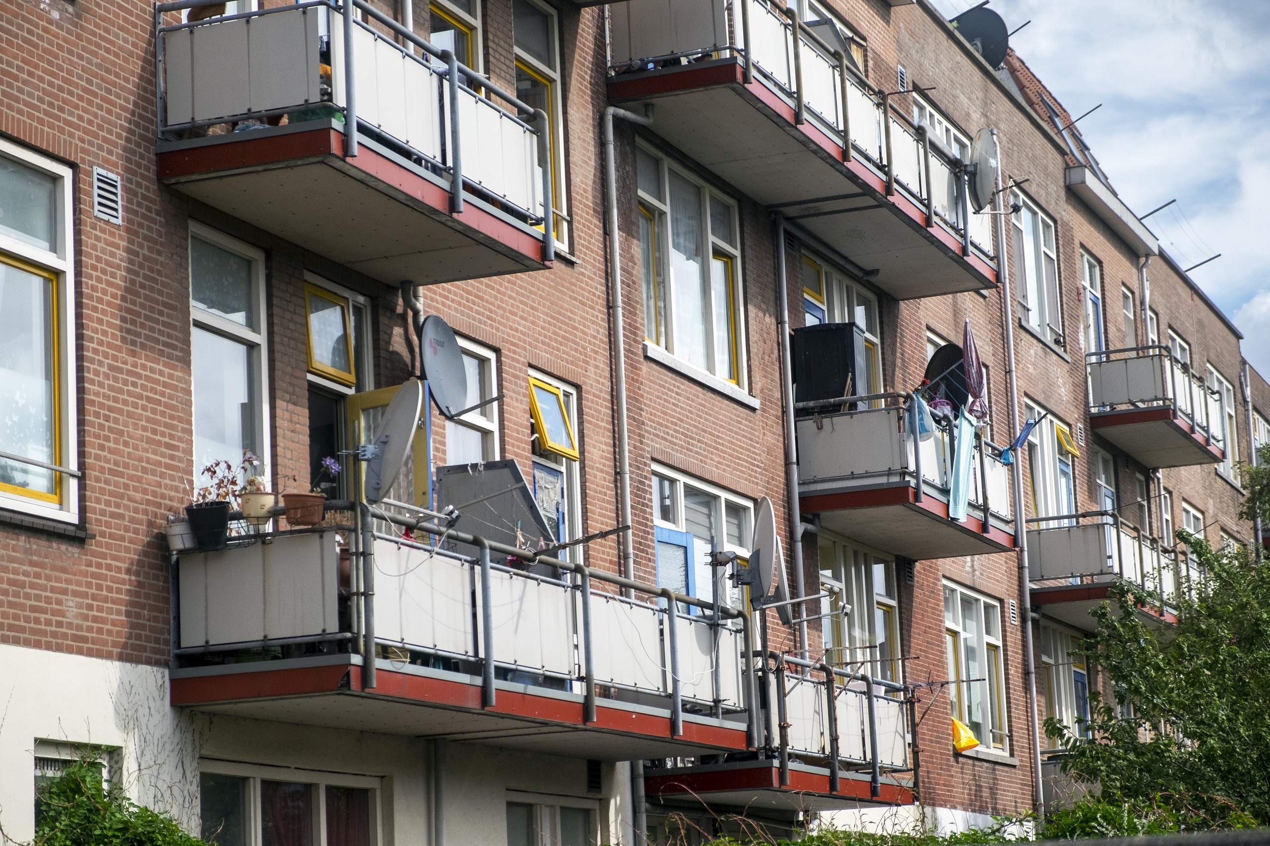 Rotterdam Crooswijk. In deze achterstandswijk  wonen veel huurders in slecht onderhouden huizen en appartementen. De ramen hebben vaak enkel glas en dat zorgt dat de stookkosten hoog zijn. Foto: ANP / Hollandse Hoogte / Hans van Rhoon