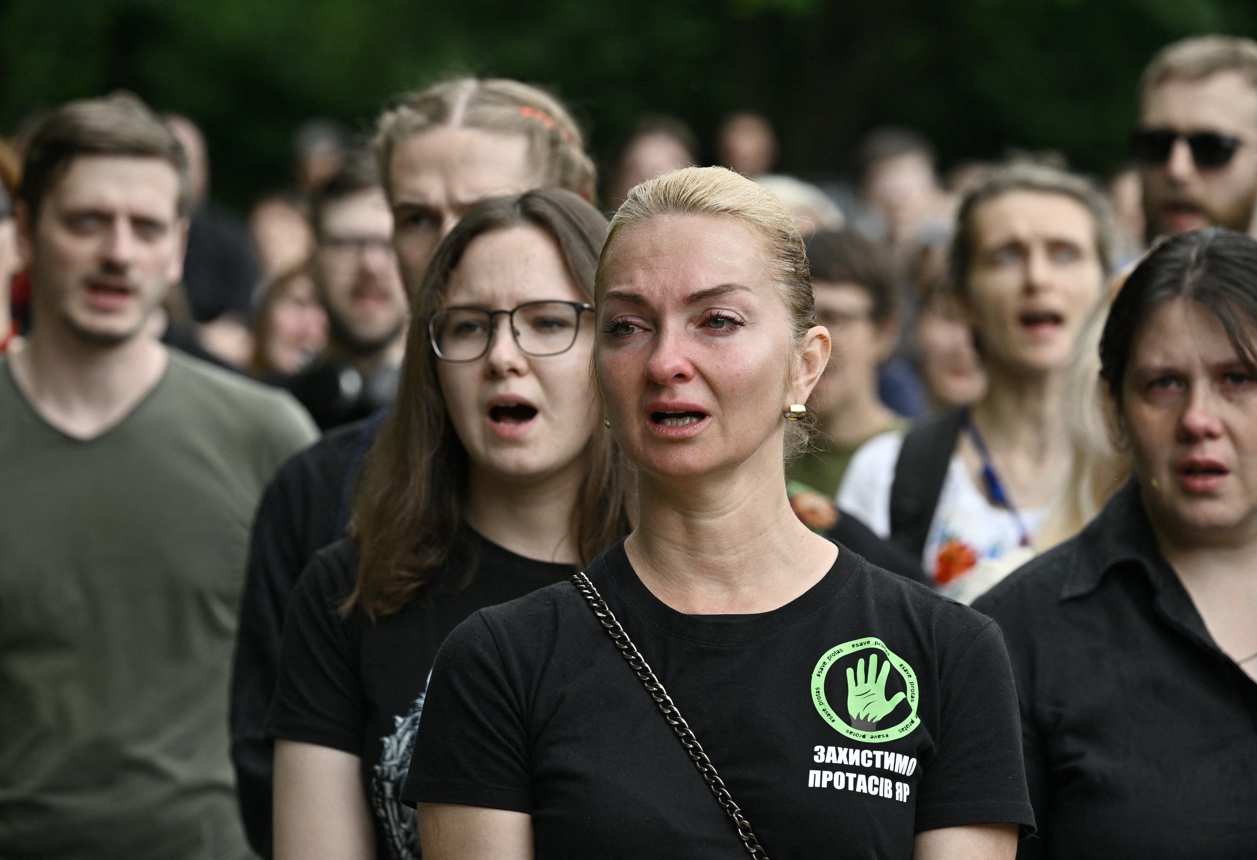 De begrafenis van de bekende Oekraïense activist Roman Ratushny die omkwam bij de gevechten rond Izjoem