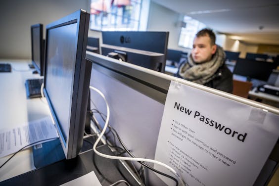Het aanmaken van een nieuw wachtwoord bij Maastricht University, waar het onderwijs weer hervat wordt.