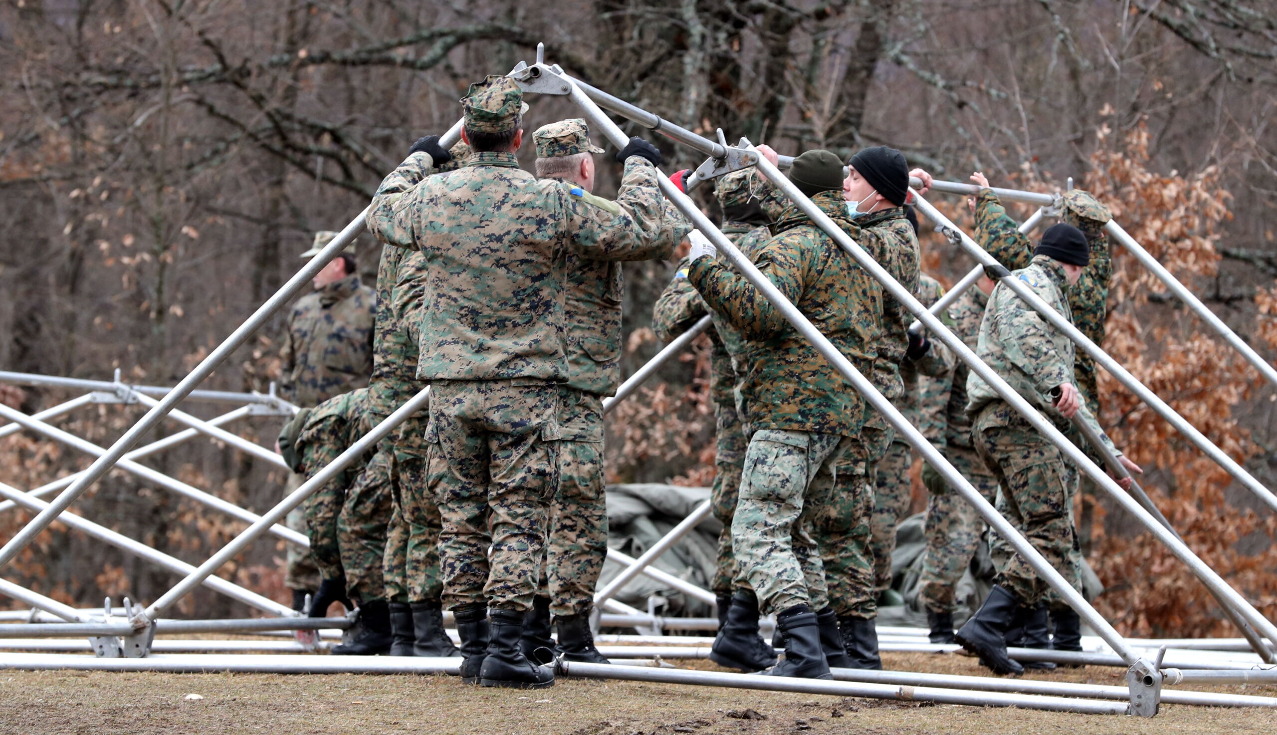 Bosnische soldaten bouwen op nieuwjaarsdag nieuwe opvangtenten in kamp Lipa. EPA/FEHIM DEMIR