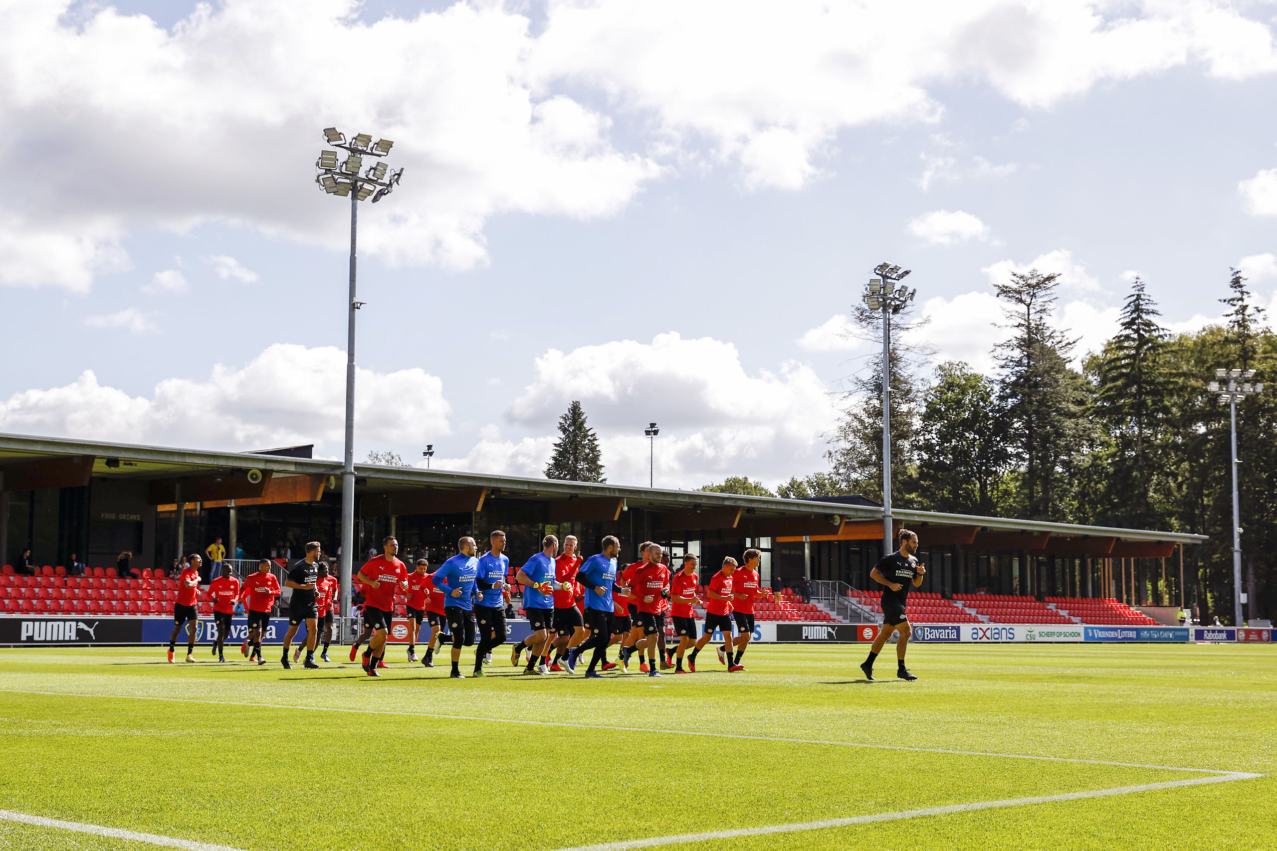 PSV-selectie onder leiding van fysiek trainer Benjamin Kugel tijdens de eerste training van de topclub in aanloop naar het seizoen 2020-2021. PSV is een van de titelfavorieten in de Eredivisie.