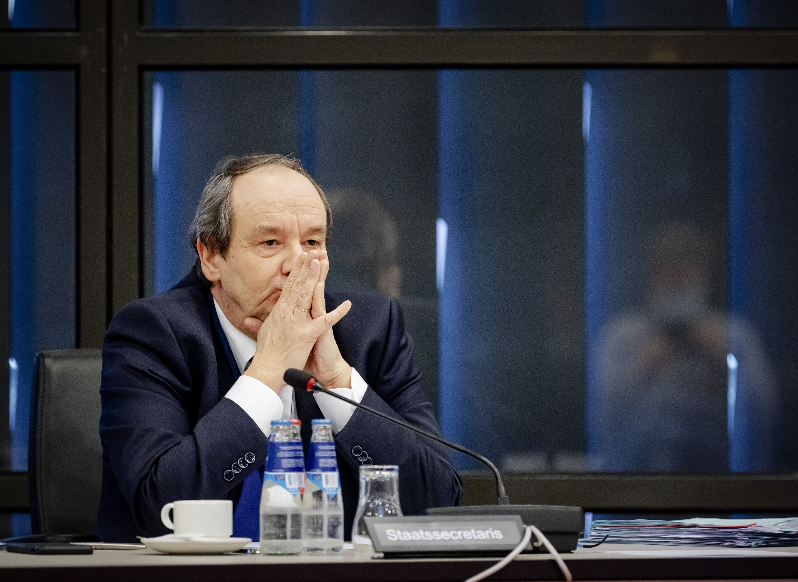 Demissionair staatssecretaris van Financien Hans Vijlbrief tijdens een overleg in de Tweede Kamer over de Belastingdienst.