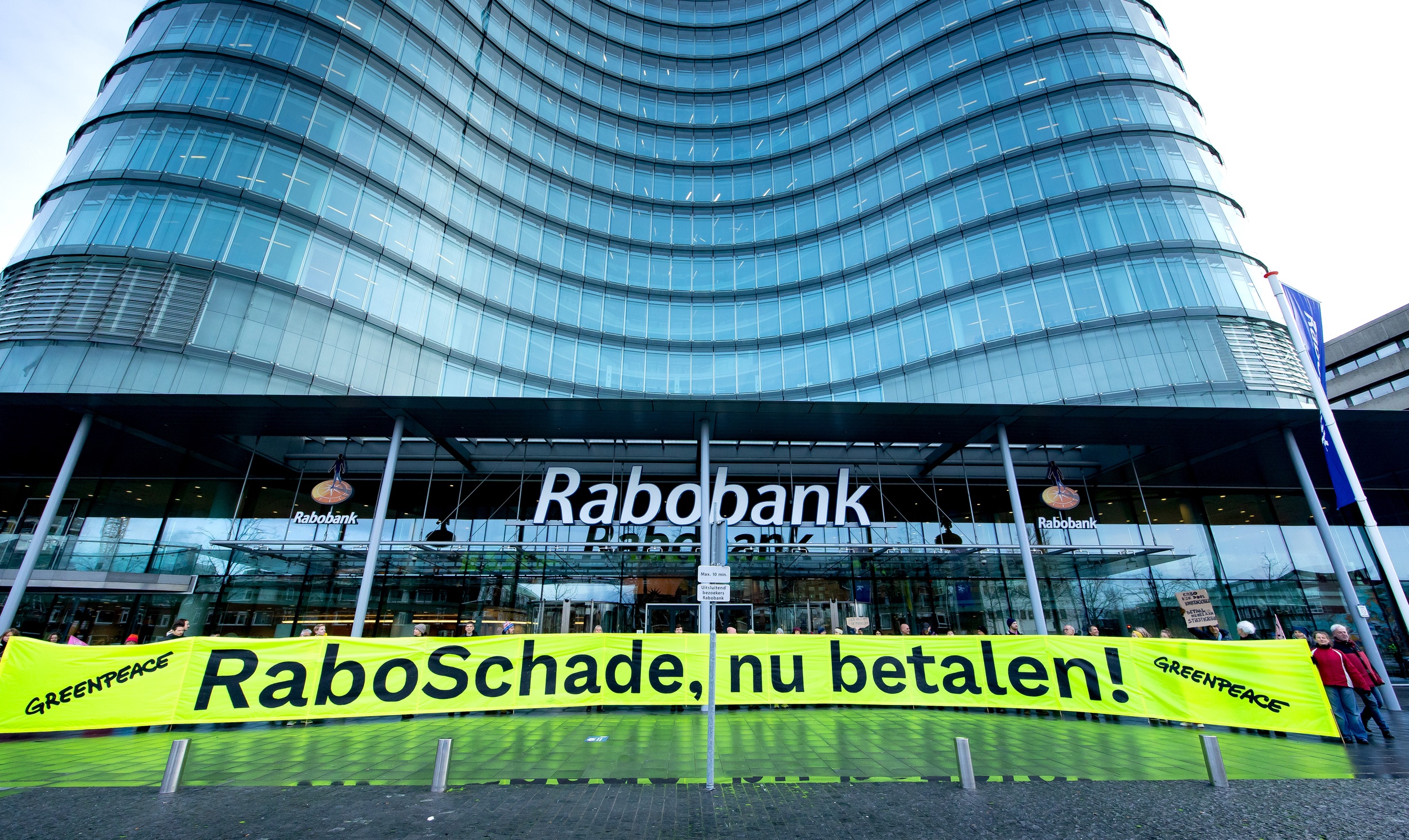 According to Greenpeace, Rabobank causes irreparable damage to the climate and the living environment.  To compensate for this, according to the environmental organization, the bank should deposit more than three billion euros into the government's nitrogen fund. 