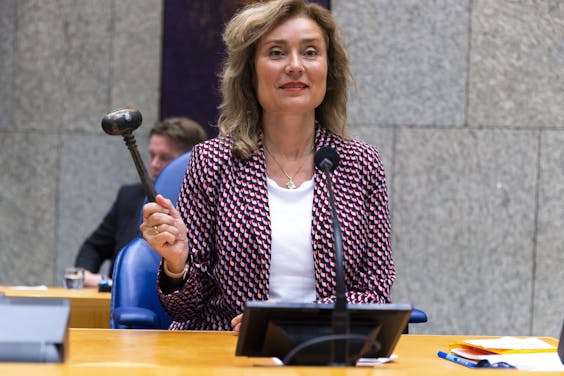 Kamervoorzitter Vera Bergkamp na de laatste vergadering voor de verbouwing van het Binnenhof.