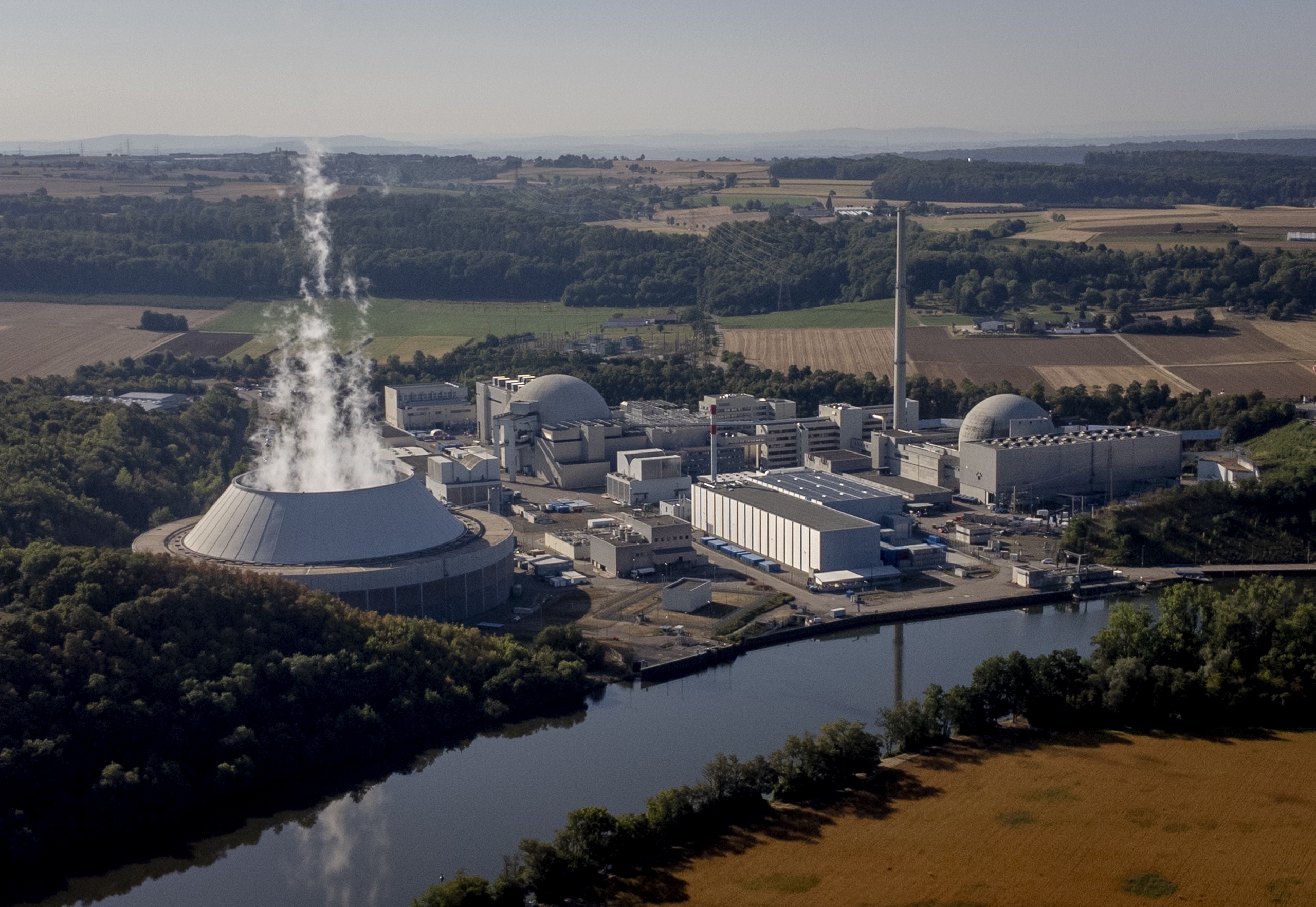 Het klaarmaken van twee Duitse kernreactoren voor langer gebruik in de winter gaat wel 100 miljoen euro kosten. Dat meldt persbureau Bloomberg.