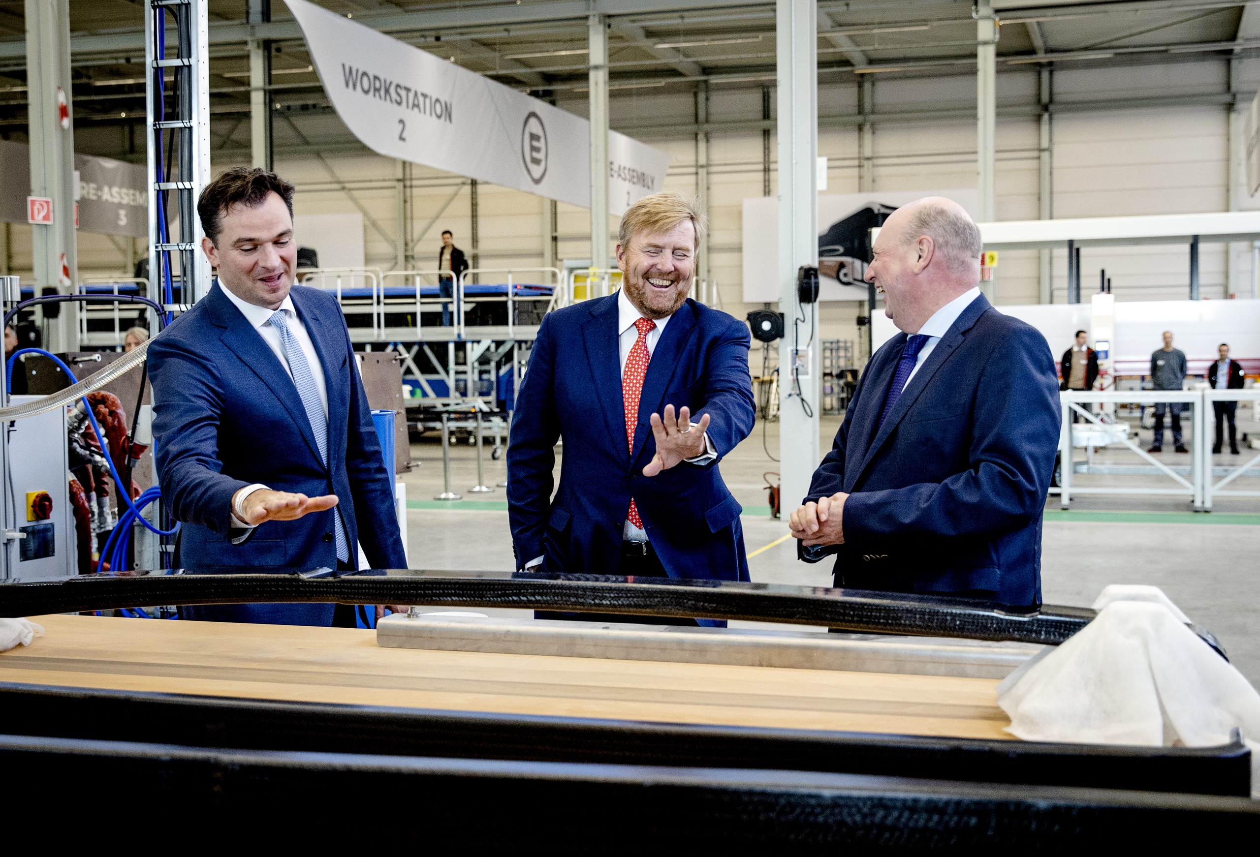 Peter Bijvelds (links) laat de nieuwe fabriekshal van Ebusco aan koning Willem-Alexander zien.