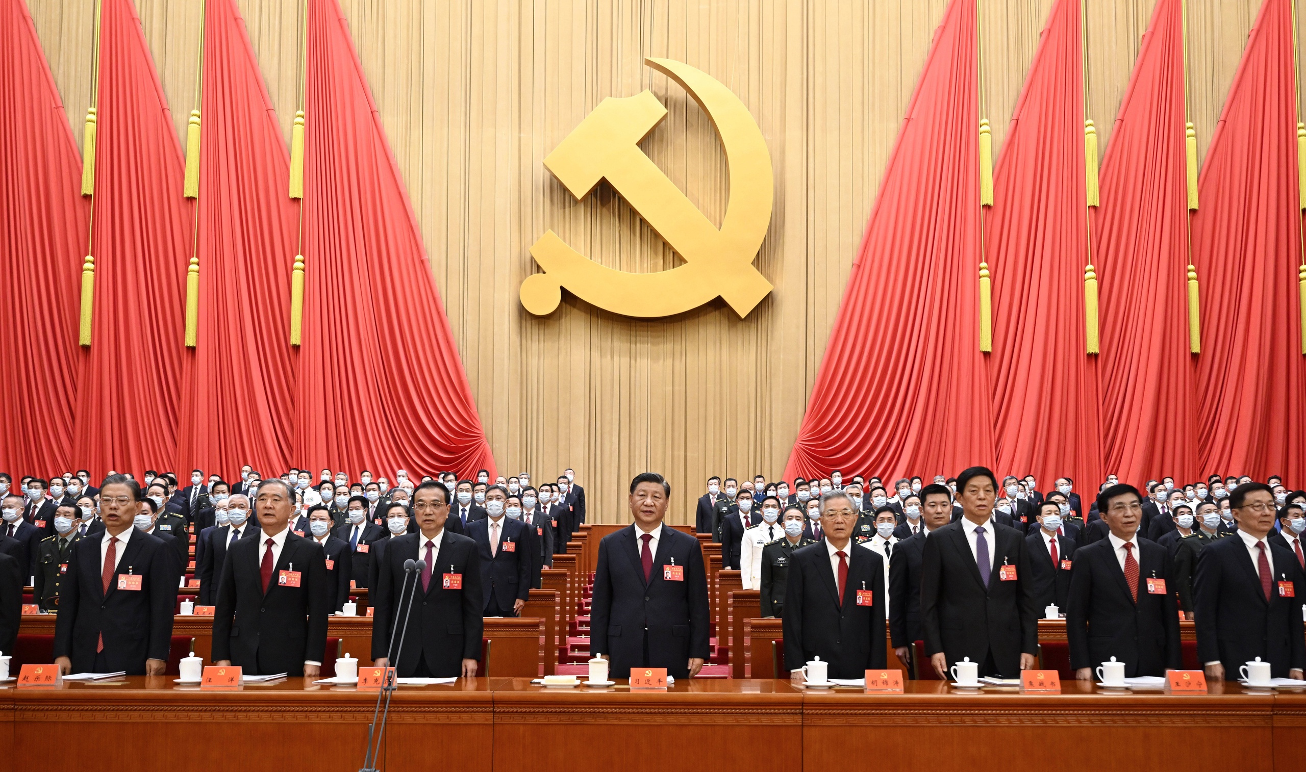 In Beijing heeft de Chinese leider Xi Jinping de aftrap gegeven van het twintigste  partijcongres van de Chinese Communistische Partij. Xi krijgt daar waarschijnlijk een historische derde termijn als secretaris-generaal. In zijn openingsspeech verdedigde hij zijn strenge zero-Covidbeleid, prees hij de manier waarop Hong Kong de democratisering de kop indrukte en waarschuwde hij dat Taiwan bij China hoort.