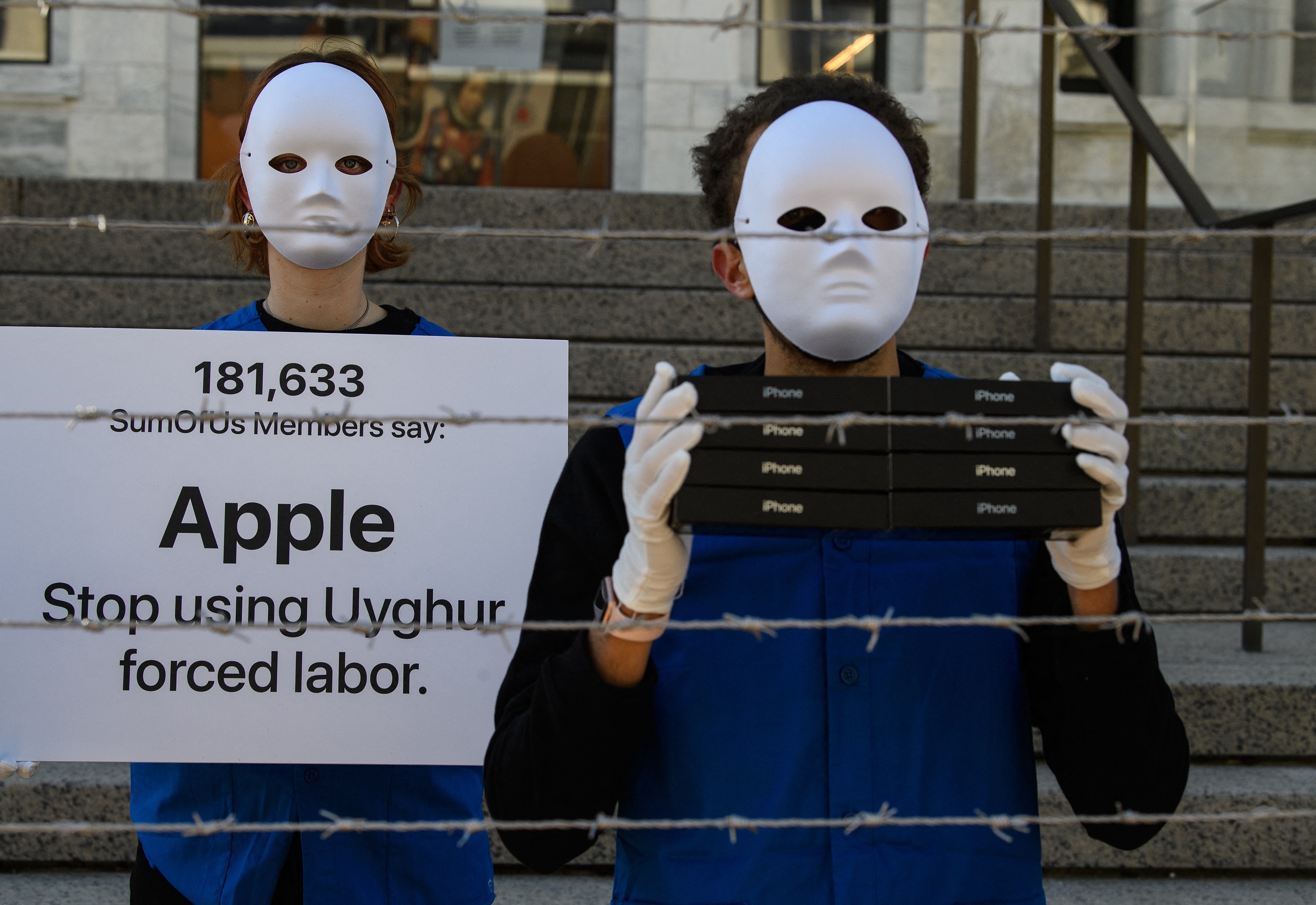 Demonstranten protesteren tegen het gebruik van dwangarbeid door Apple 