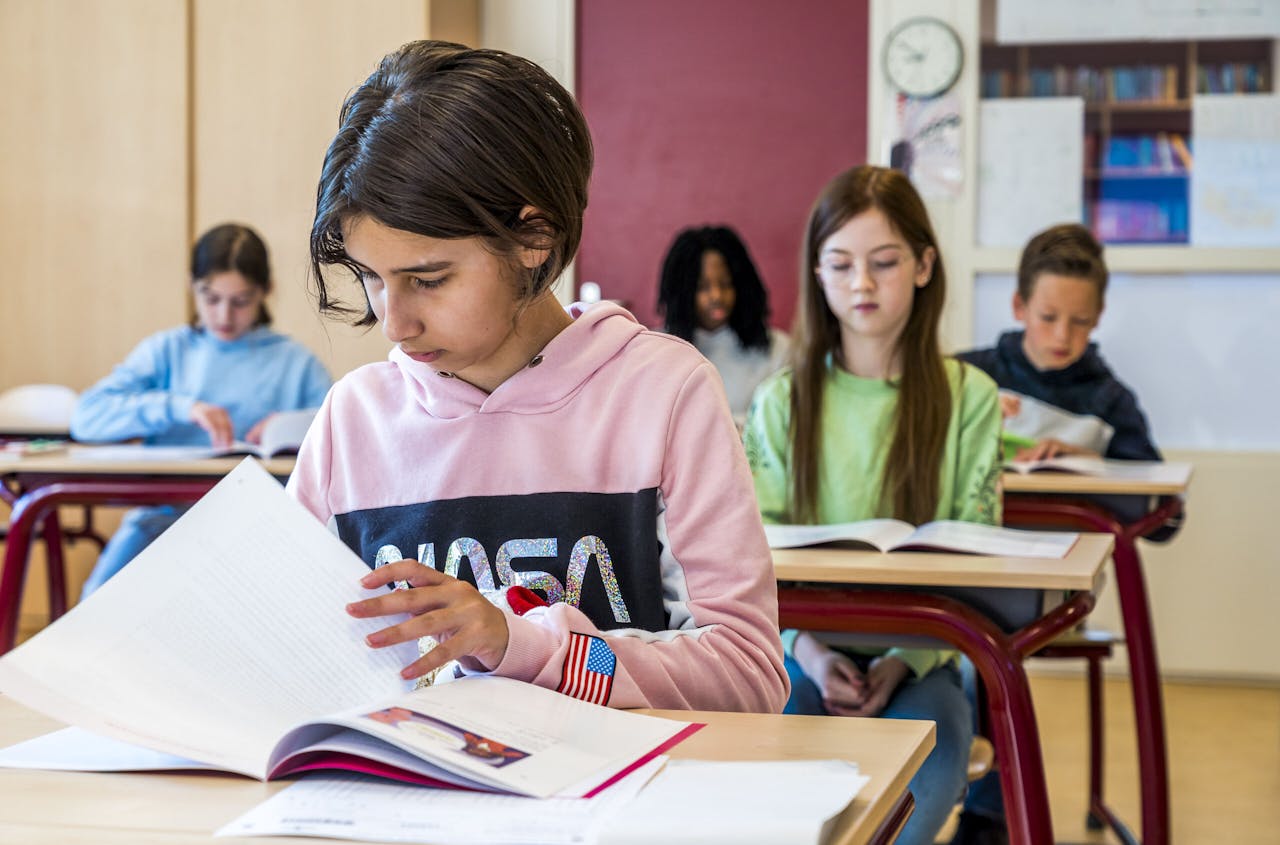 LEIDERDORP - Leerlingen van groep 8 van De Regenboog buigen zich over de Centrale Eindtoets, een van de vijf toegestane eindtoetsen op de basisschool. Ruim 2800 van de meer dan 6000 Nederlandse basisscholen kozen voor deze toetsvorm, die zowel digitaal als op papier wordt aangeboden. ANP LEX VAN LIESHOUT