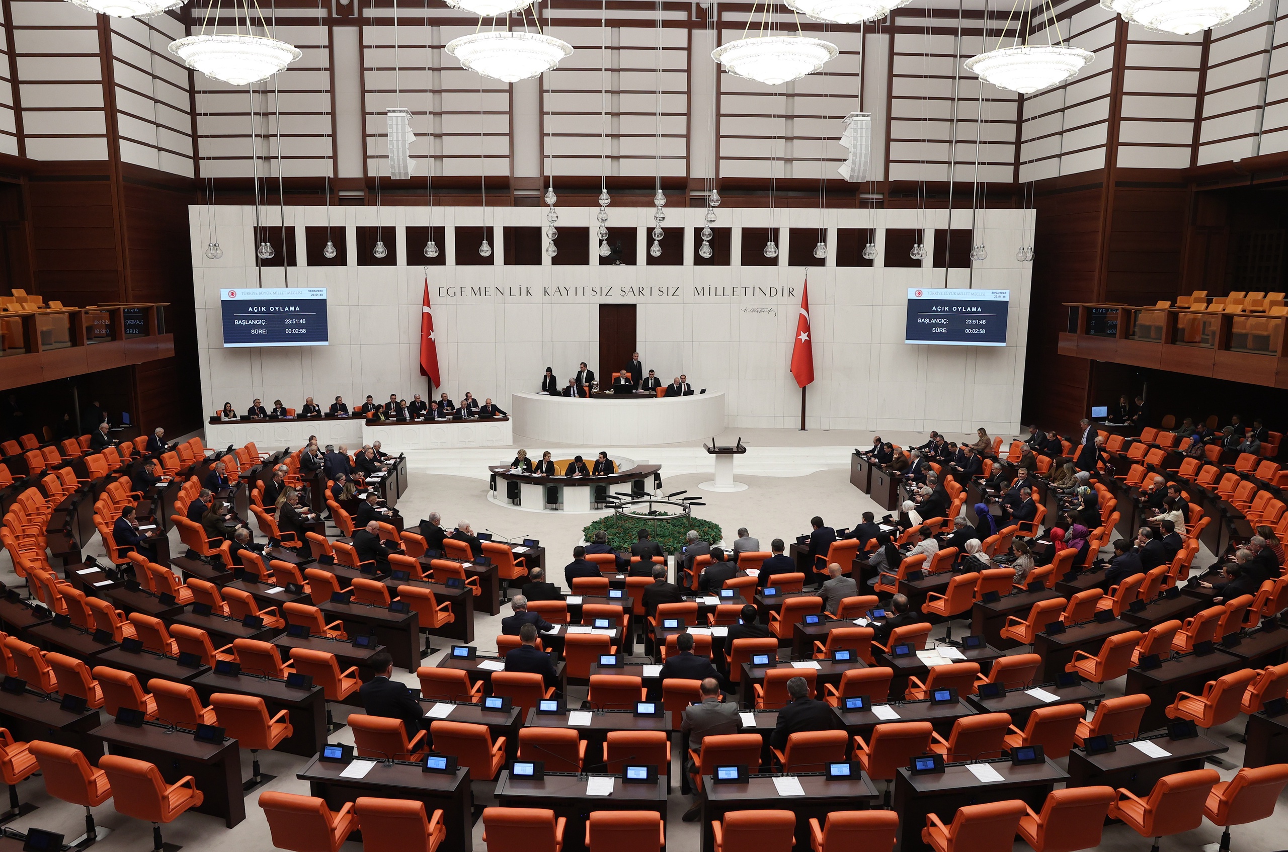 Ook de Turkse oppositie in het parlement sprak haar steun uit.