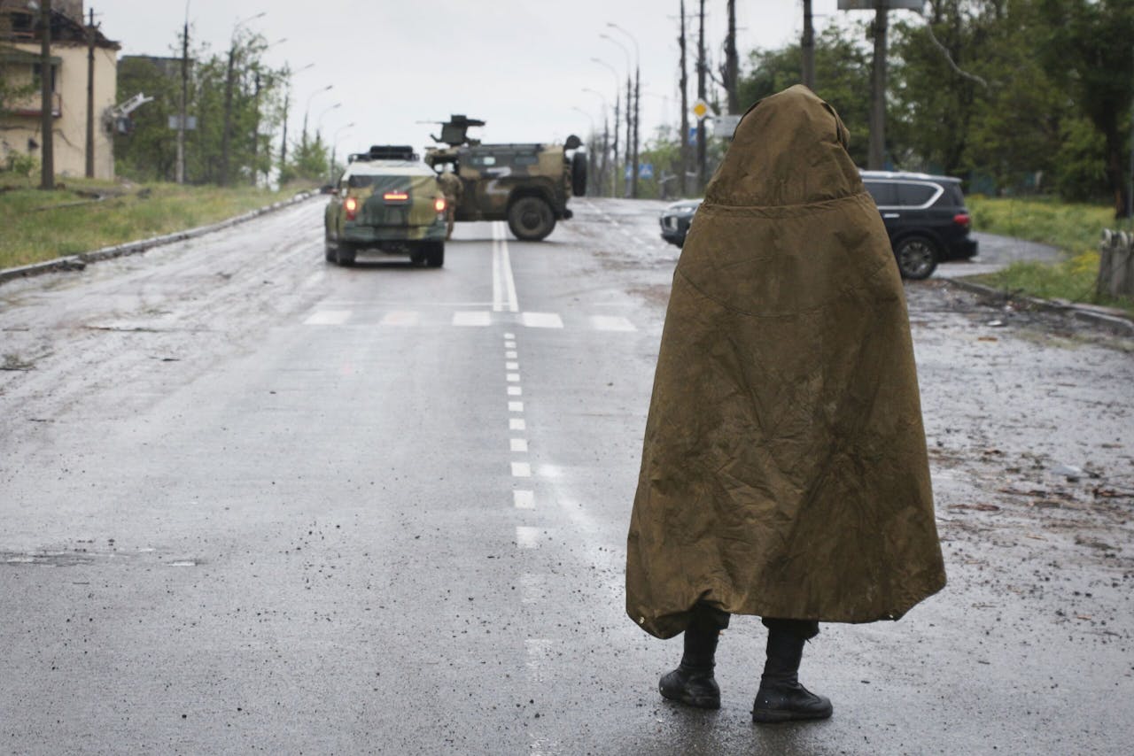 Een pro-Russisch militielid in Marioepol