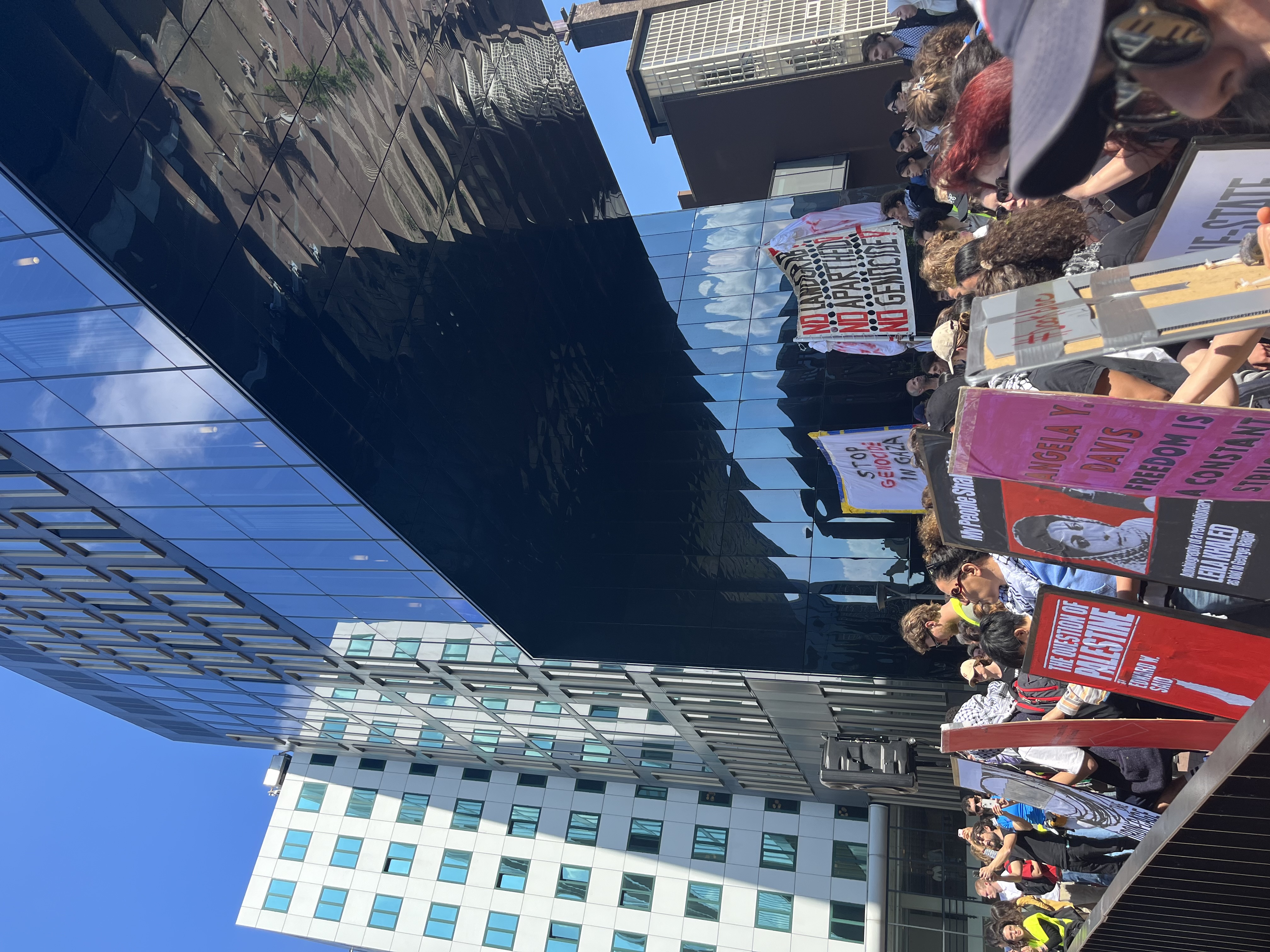 De Universiteit van Amsterdam heeft studenten die niets met het protest te maken hebben, gevraagd het gebouw te verlaten.  Bulgaarse Nationale Radio/Michal van der Toorn