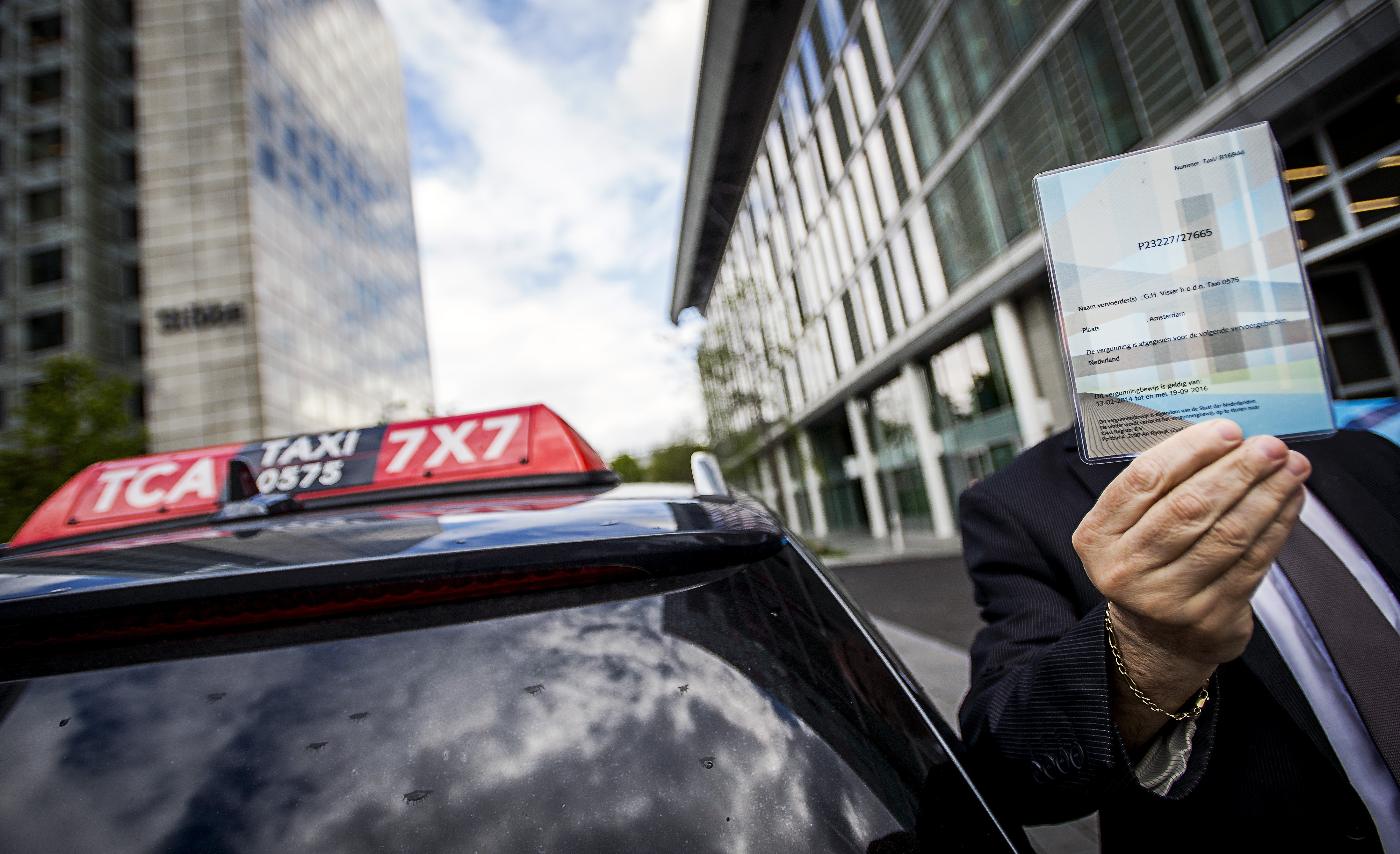 Soms en op sommige plekken staan ​​er teveel taxi’s in Amsterdam, zegt verkeerswethouder Melanie van der Horst.