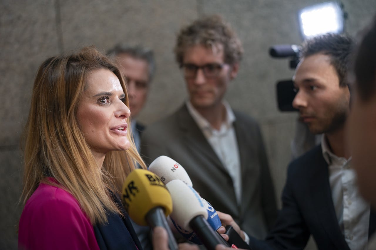 Barbara Visser, staatssecretaris van Defensie, staat de media te woord na afloop van het wekelijkse vragenuurtje in de Tweede Kamer waar onthutst werdt gereageerd op het bericht dat Nederlandse militairen die volgende maand meedoen aan een NAVO-oefening in Noorwegen hun eigen winterkleding moeten regelen. Defensie had de kleding voor hen moeten kopen, maar slaagde daar niet op tijd in.