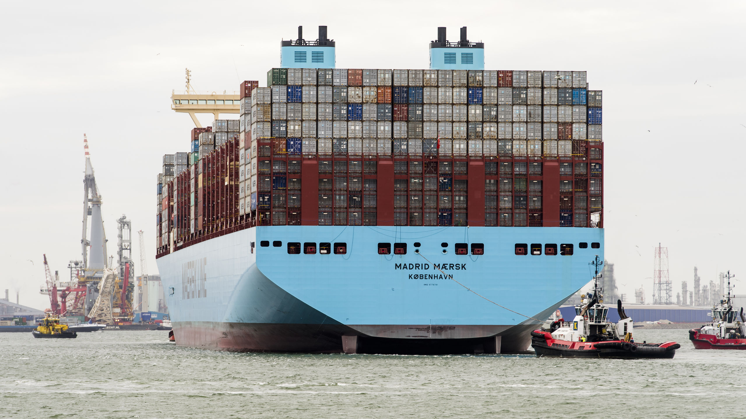Containerschip in de Rotterdamse haven. 