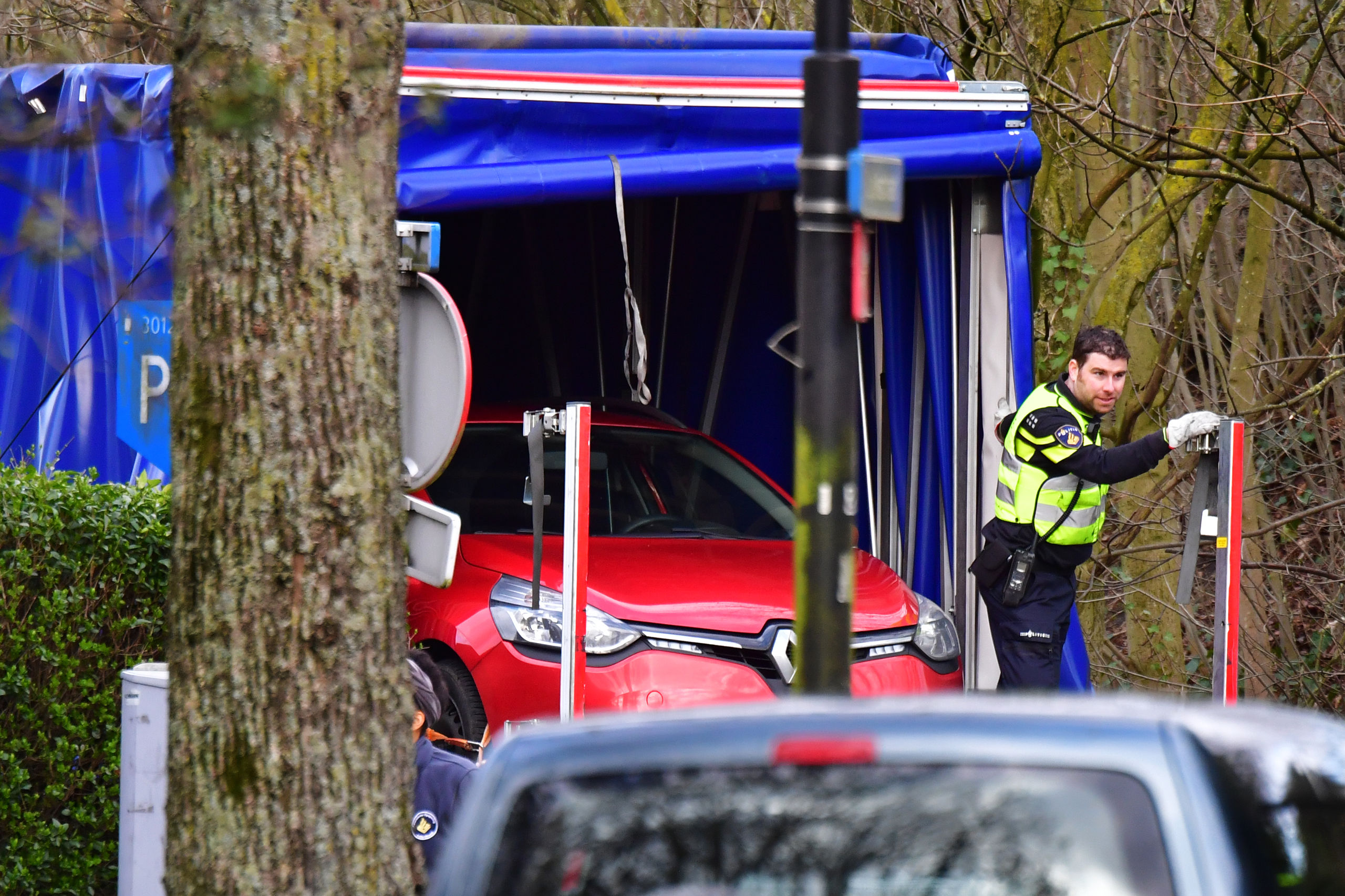 Een auto die na de schietpartij in Utrecht werd gezocht, is teruggevonden aan de Tichelaarslaan. Het gaat om een rode Renault Clio. De auto was kort ervoor geroofd met een carjacking aan de Amerikalaan, een eind verderop. 