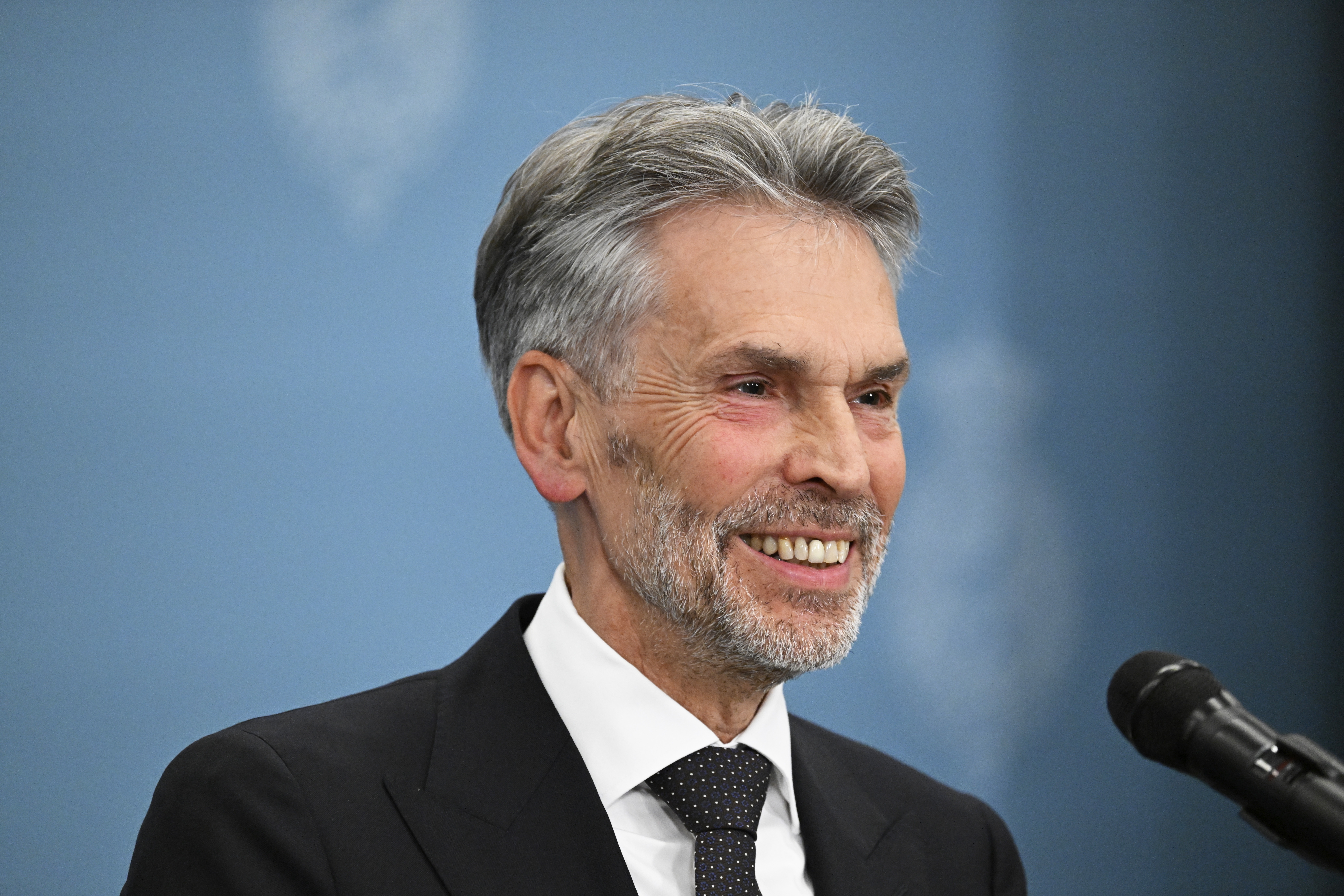 Ponyville video Qiz striptiz uchun kiyimlarini yechdi.