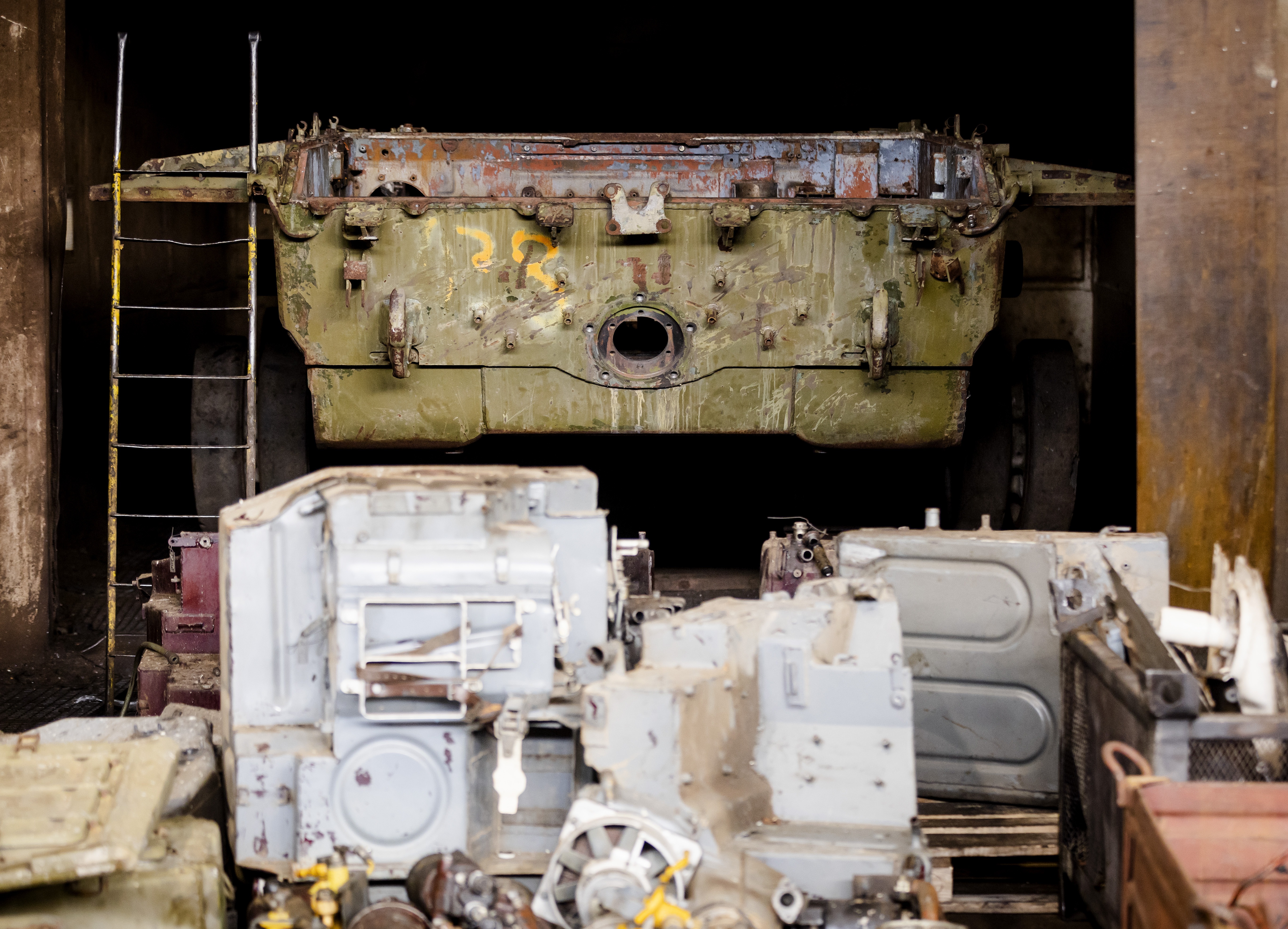 OLOMOUCKA - Een oude T-72-tank wordt gerestaureerd in de wapenfabriek van het Excalibur-leger.