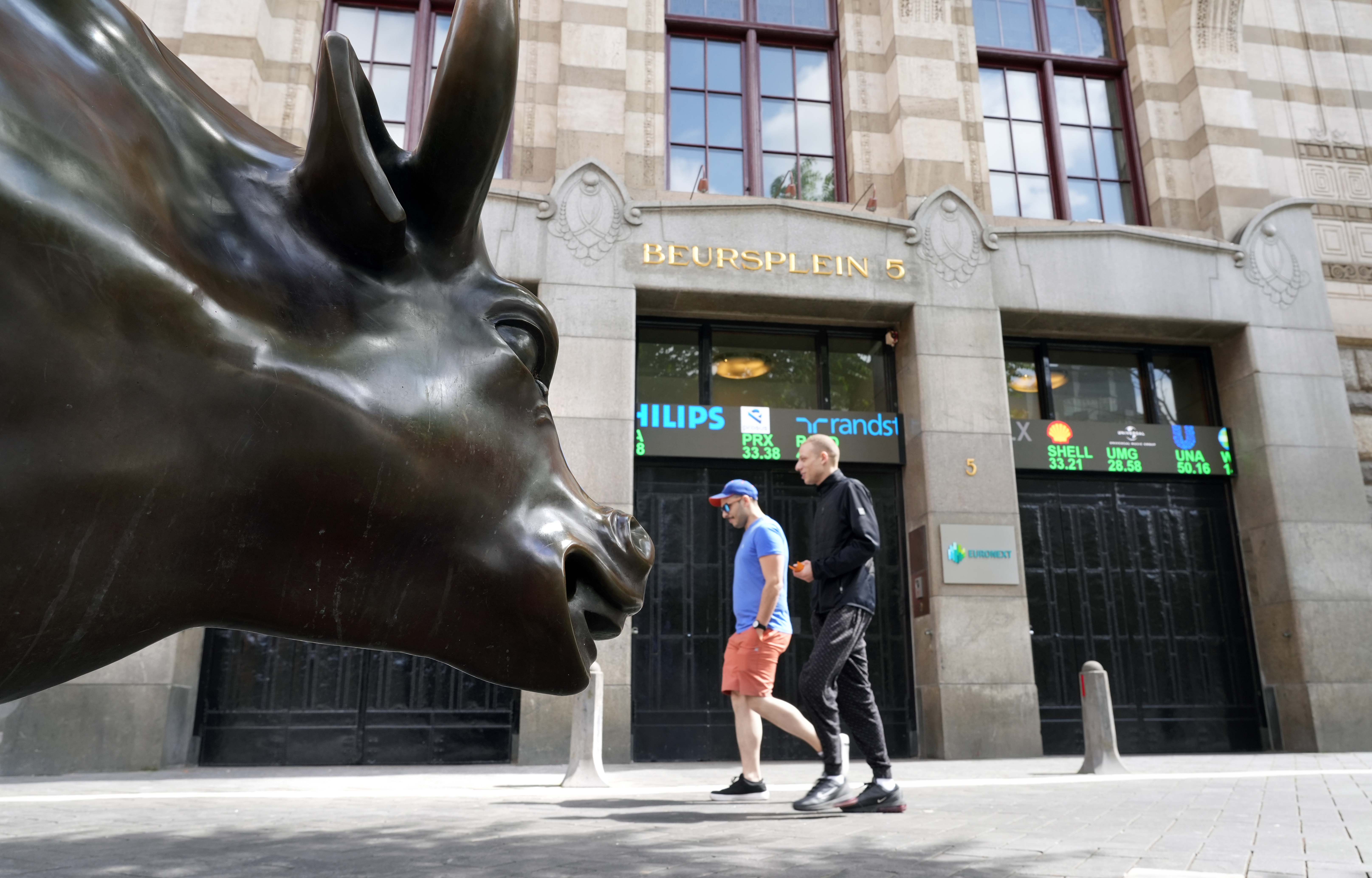 Hoewel rendement belangrijk is voor pensioenfondsen, waarschuwt Hollanders dat focussen op hogere rendementen tot hogere kosten kan leiden.