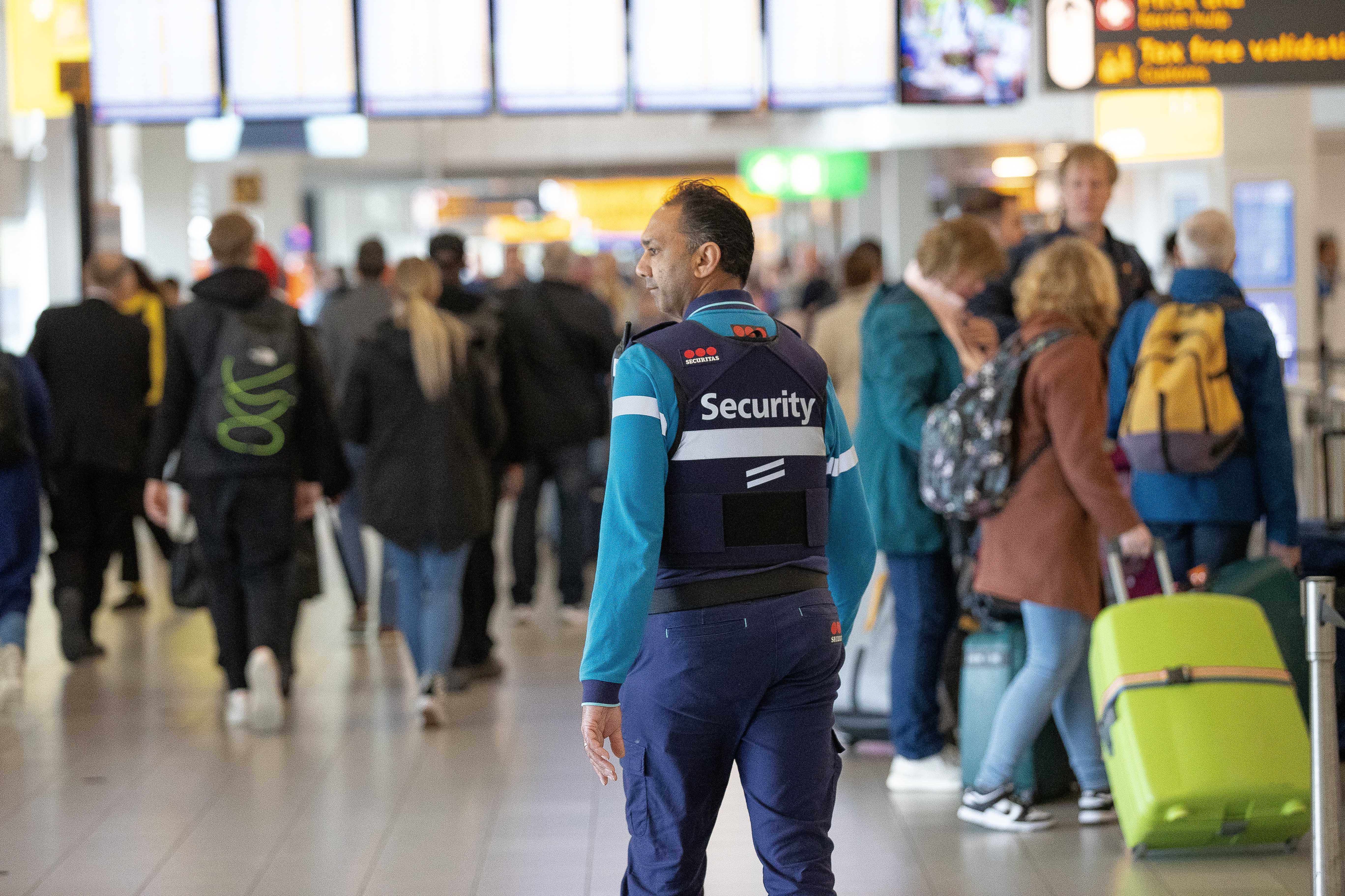 Veel beveiligers kwamen niet terug, wat tot lange rijen en een vermindering van de kwaliteit van de dienstverlening leidde, zegt Melkert.