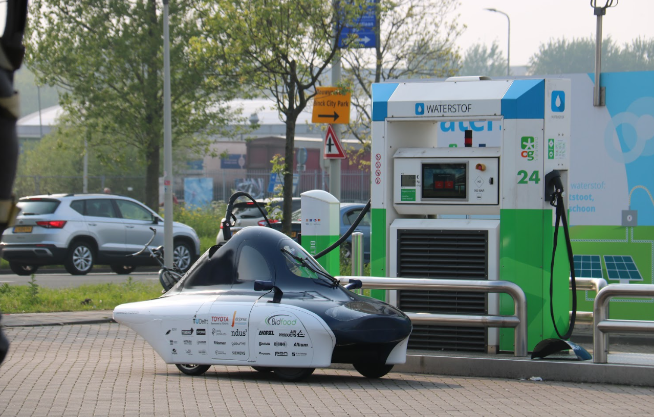 Opmerkelijk: de recordpoging vindt plaats op de openbare weg.  Daarom moest de ploeg een kenteken aanvragen bij de RDW.  Bron: Team Eco Runner Delft