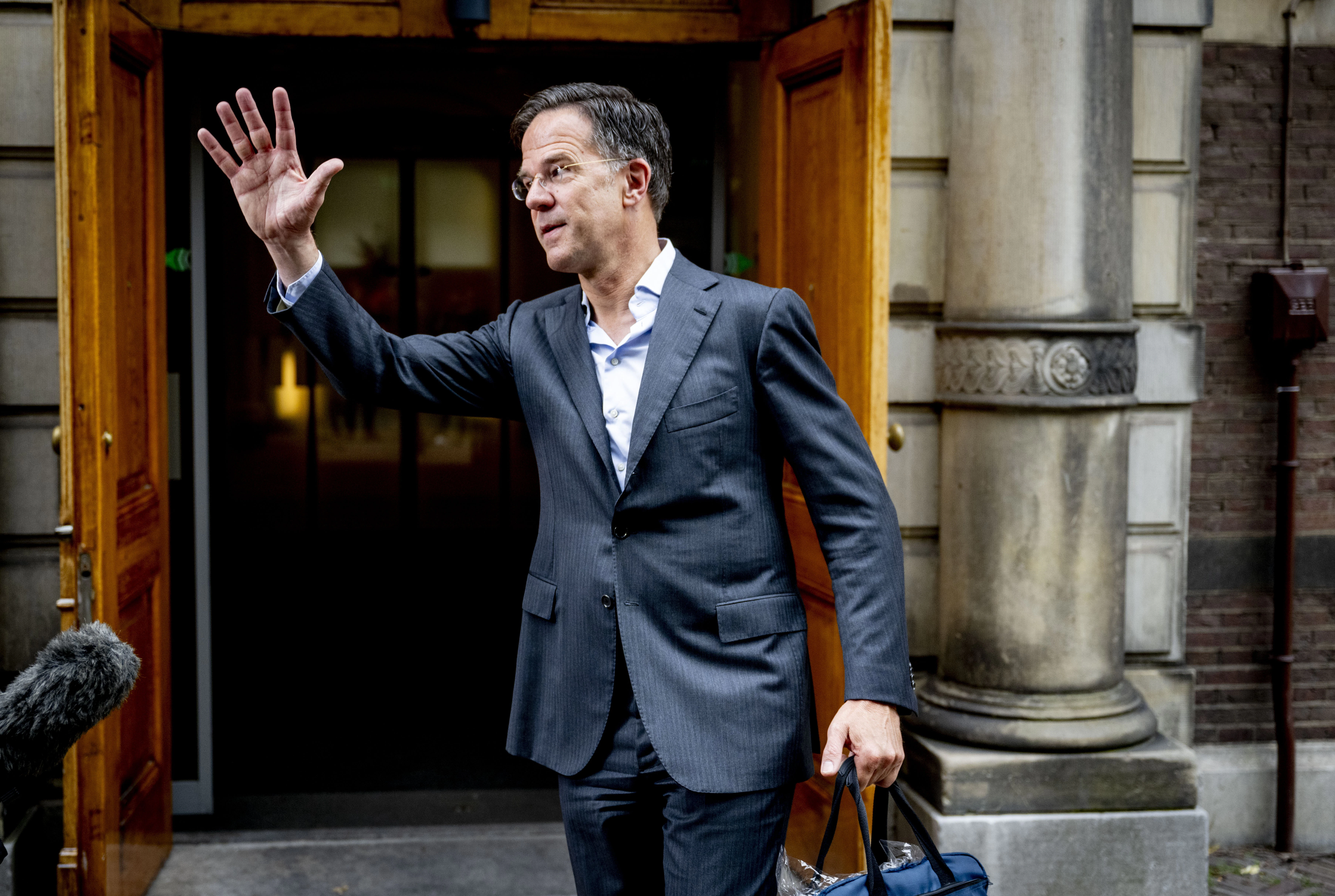 DEN HAAG - Demissionair premier Mark Rutte komt aan op het Binnenhof voor de ministerraad. De leden van het kabinet komen wekelijks bijeen voor deze vergadering. ANP ROBIN UTRECHT