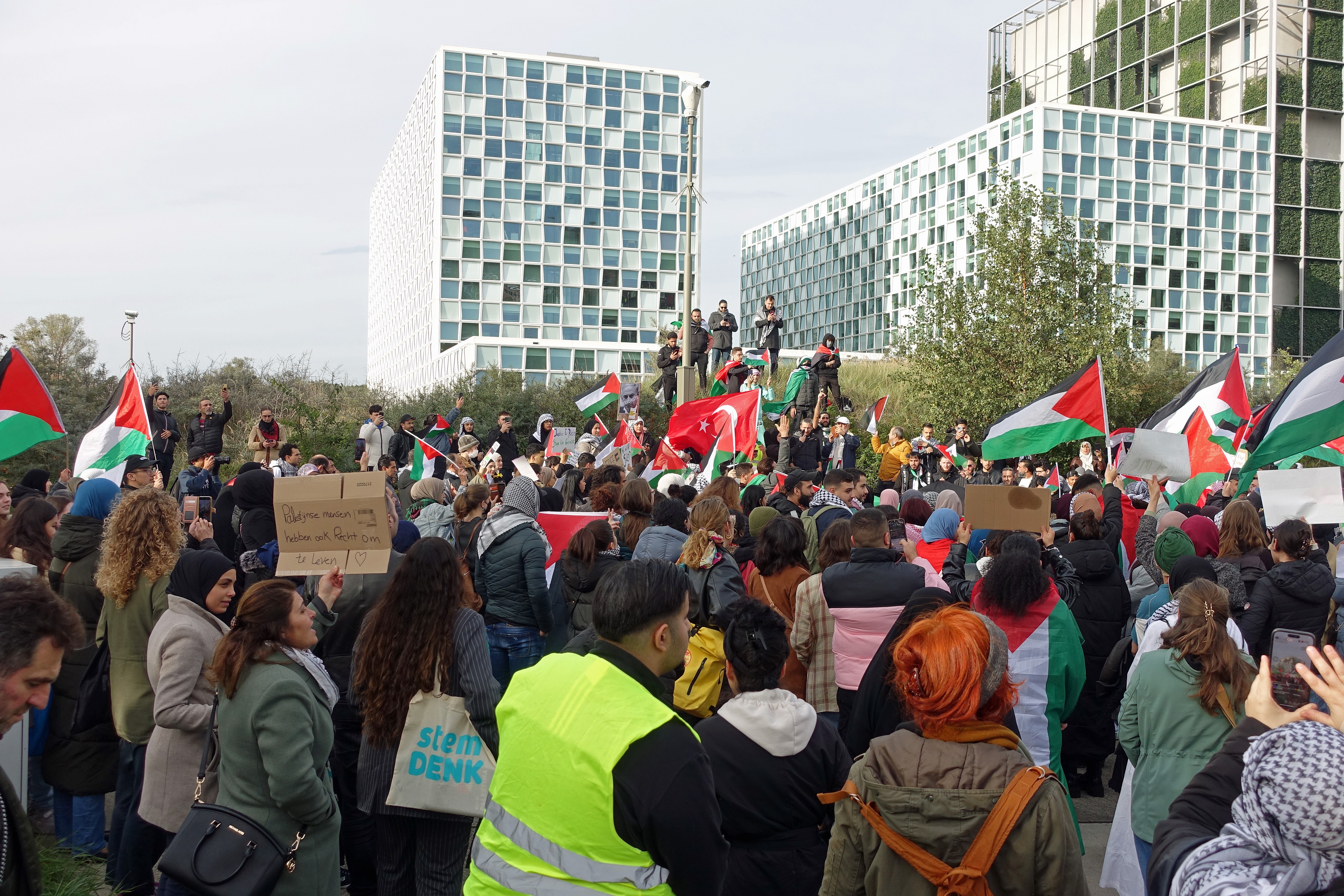 Den Haag Tientallen demonstranten hebben vanmiddag voor het Internationaal Strafhof (ICC) in Den Haag hun steun betuigd aan de Palestijnen in de Gazastrook.  Een woordvoerder van de gemeente Den Haag laat weten dat er een demonstratie van honderd mensen is geregistreerd.  ANP / Hollandse Hoogte / Peter Hofman