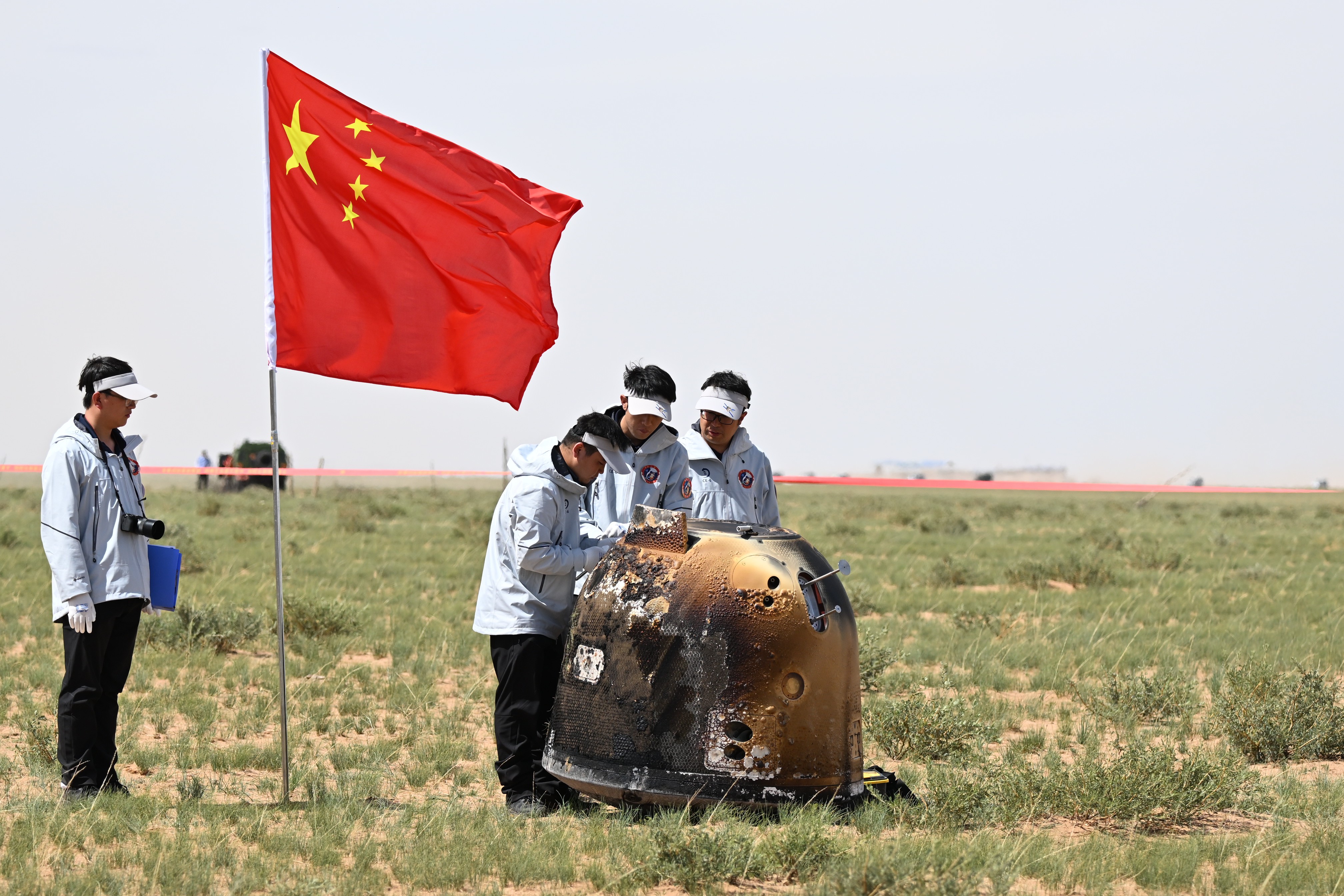 Китайский беспилотный космический корабль «Чанъэ-6» вернулся на Землю с куском... 