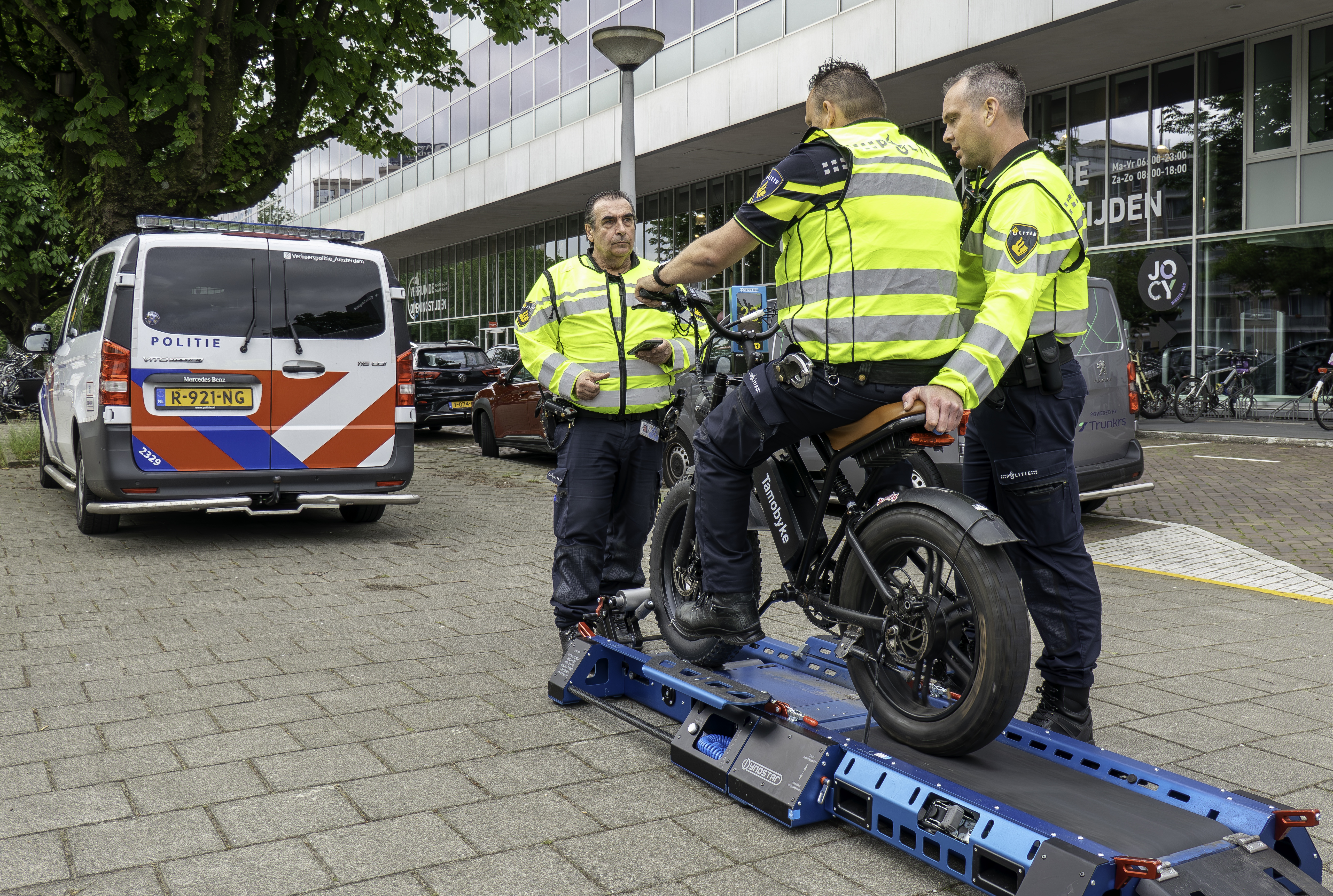 De politie controleert een elektrische fatbike op een wielbank.  De helft van de beoordeelde dikke fietsen was opgevoerd.  (ANP/ HOLLANDSE HOOGTE/ MARCEL ANTONISSE)