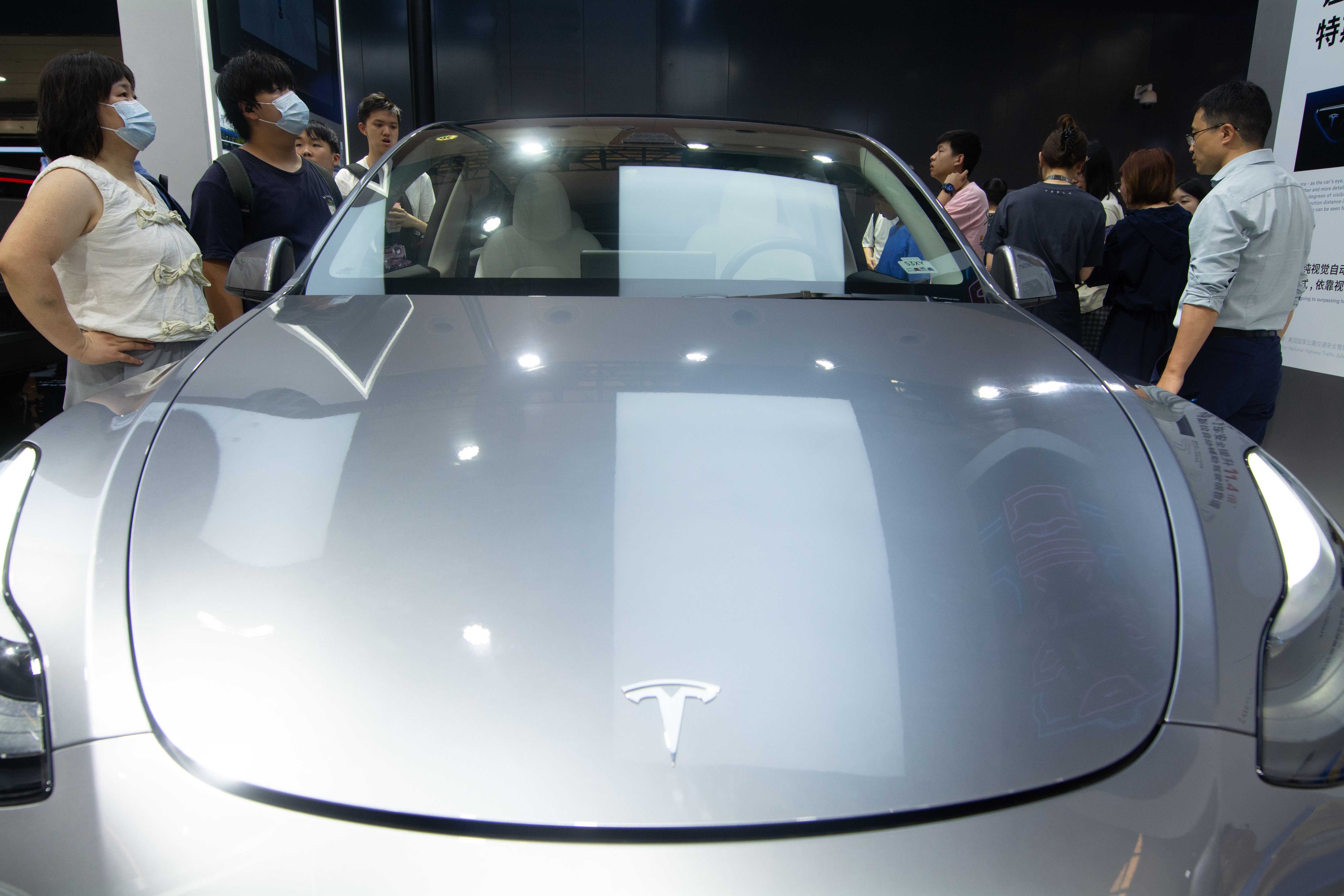 Credito obbligatorio: fotografia di Ying Tang / NurPhoto / Shutterstock (14573552bx) Un'auto Tesla è esposta allo stand Tesla al Congresso mondiale sull'intelligenza artificiale allo Shanghai World Expo Center di Shanghai, in Cina, il 5 luglio 2024, durante la prima giornata di manifestazione pubblica.  Giornata della dimostrazione pubblica WAIC a Shanghai 2024, Cina - 5 luglio 2024