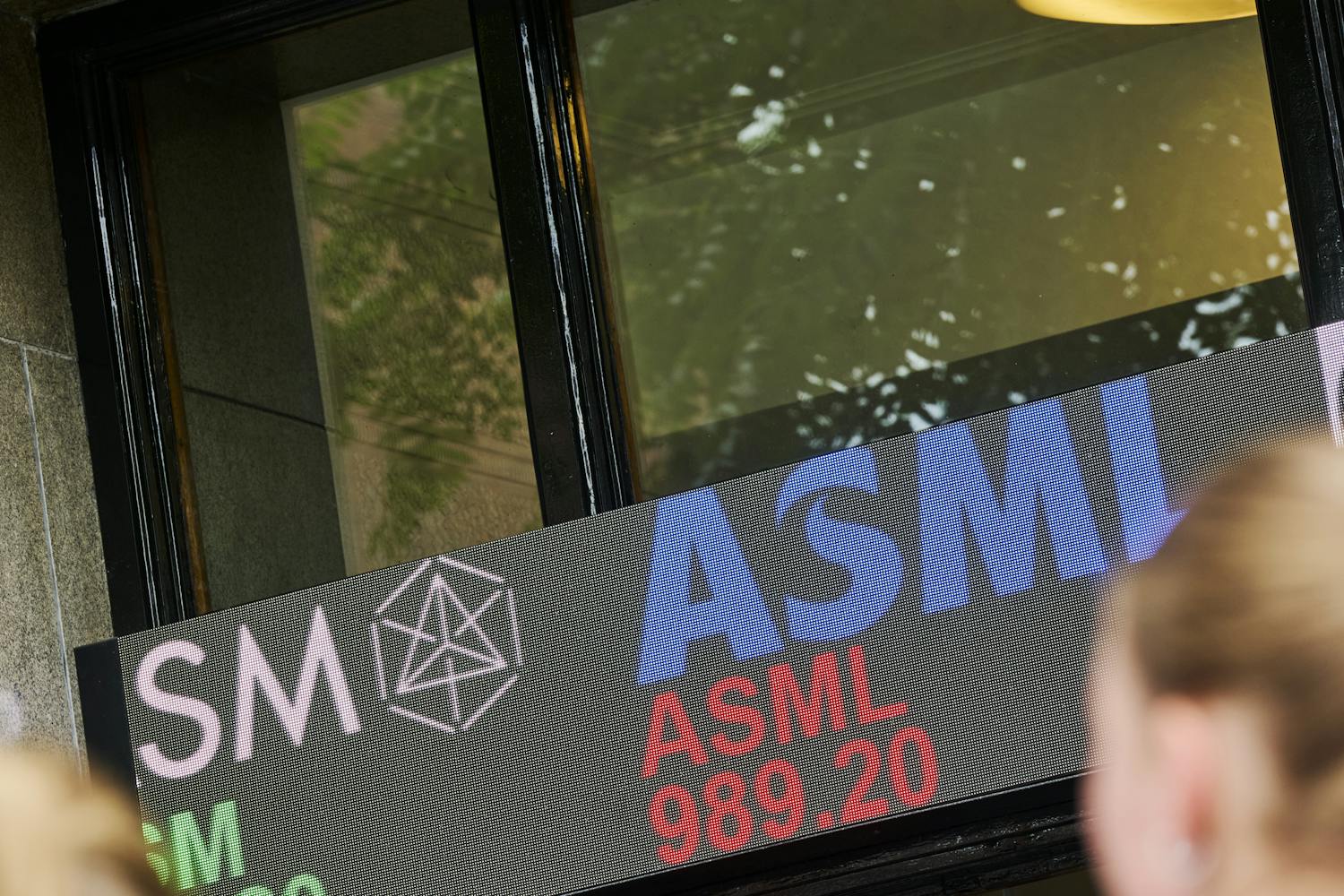 ASML share price nosedives due to fear of trade restrictions