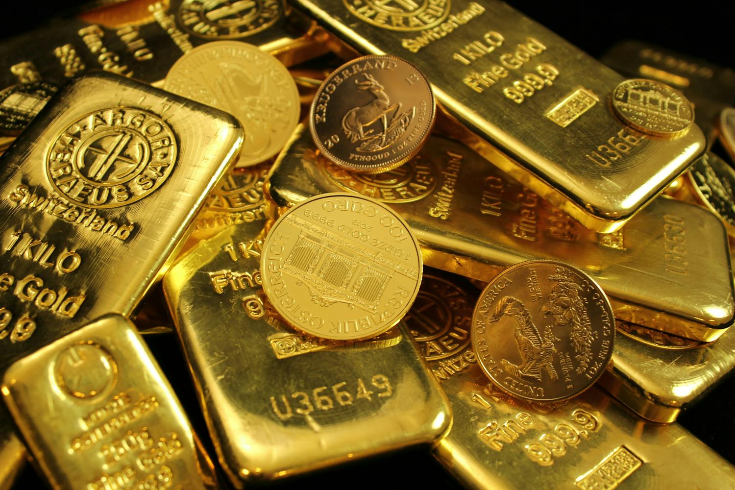 Central banks want to fill their vaults with gold.