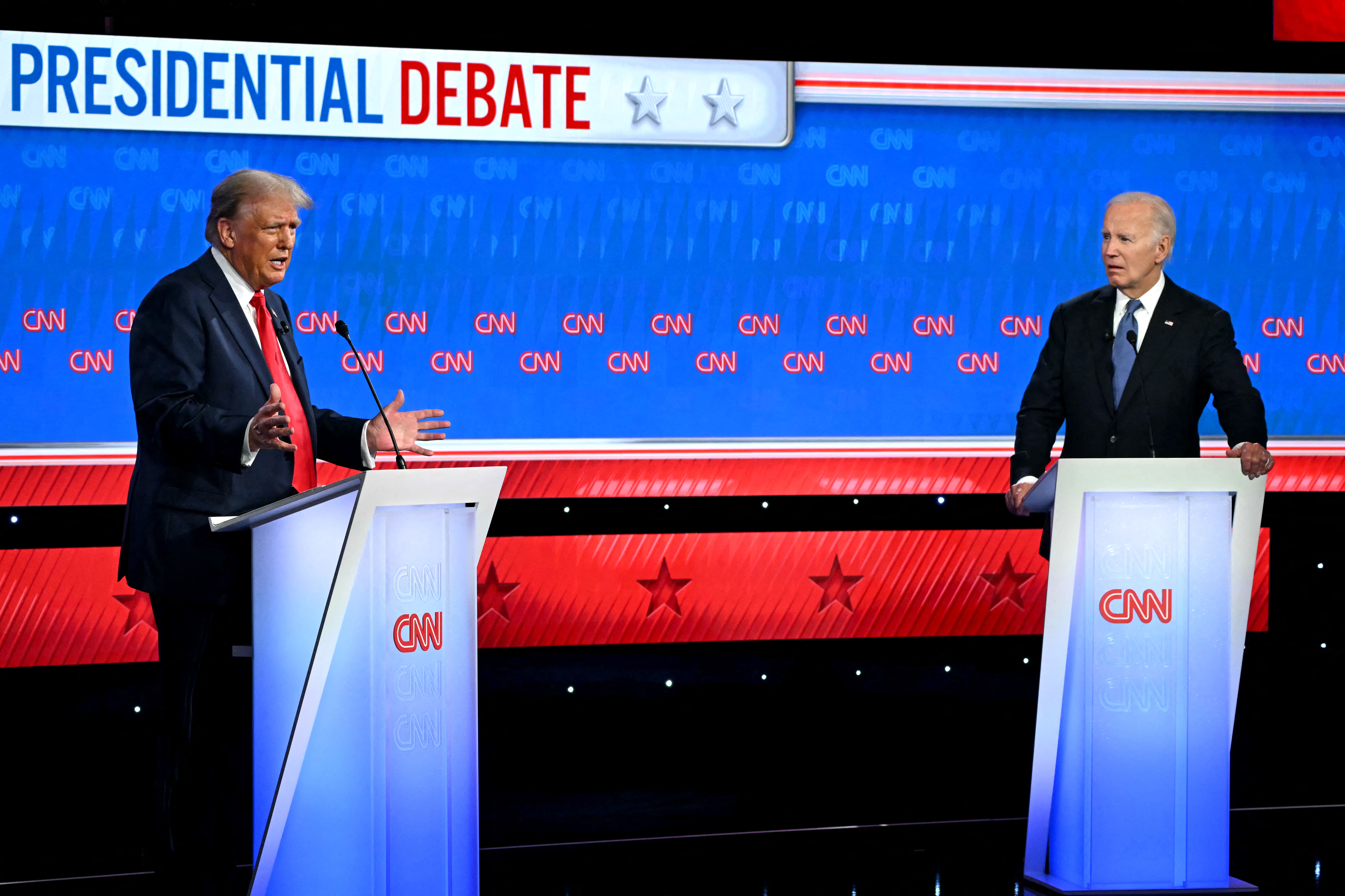 De Amerikaanse president Joe Biden (rechts) debatteert met de voormalige Amerikaanse president Donald Trump (links).