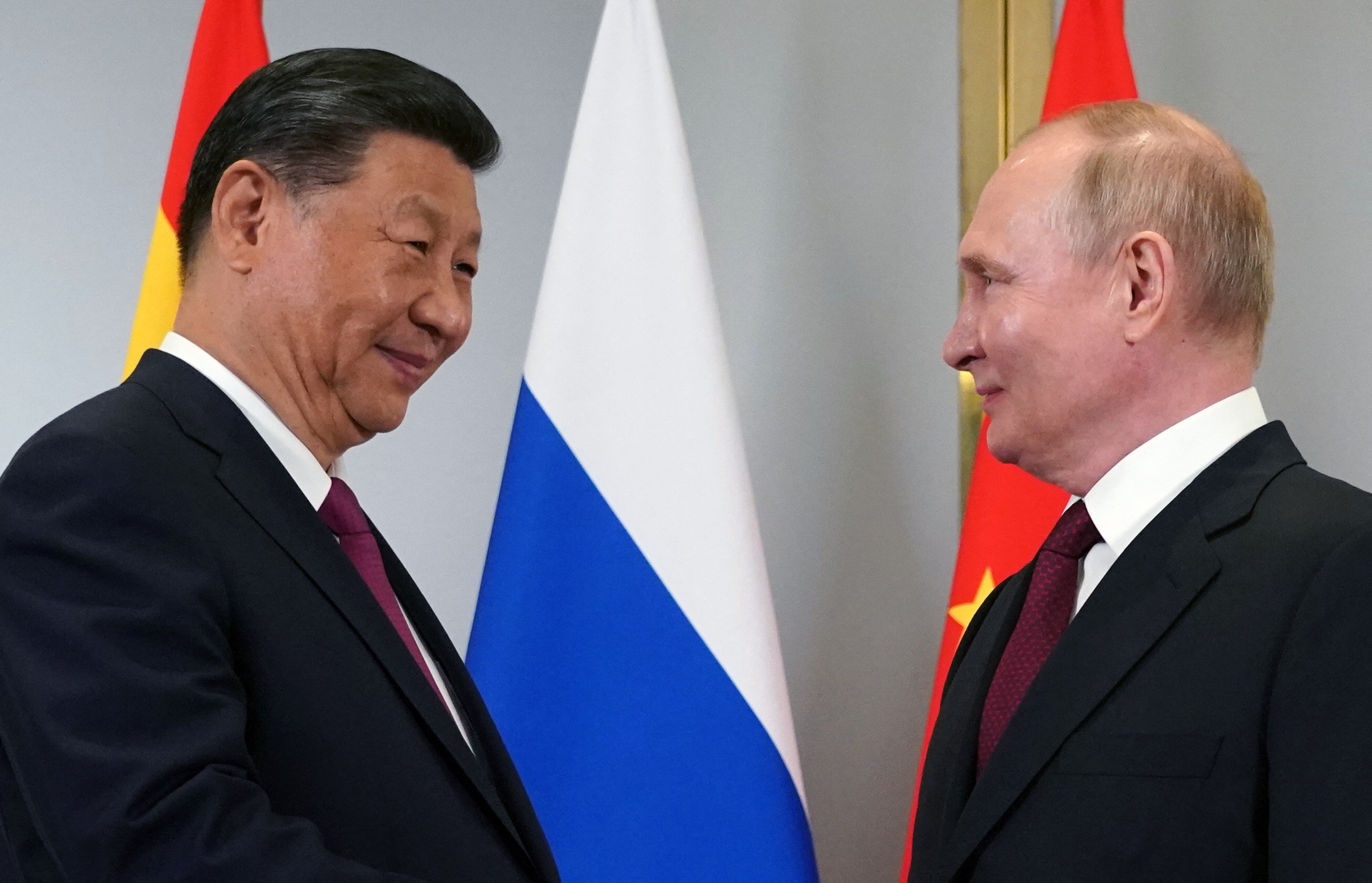 Il presidente cinese Xi Jinping e il presidente russo Vladimir Putin.  La Cina sta svolgendo un ruolo diplomatico sempre più importante sulla scena globale.