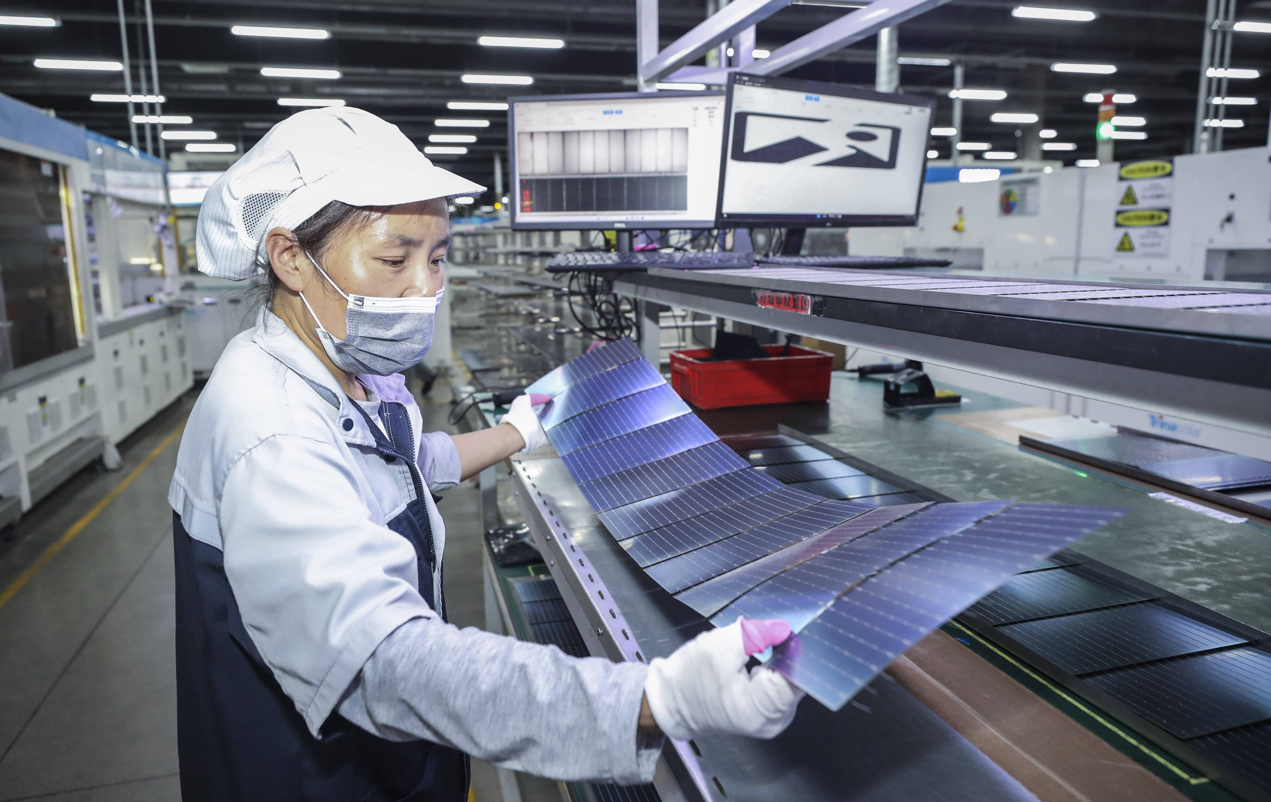 De problemen van de Chinese fabrikanten van zonnepanelen hebben te maken met de kosten van de productie van de goederen.