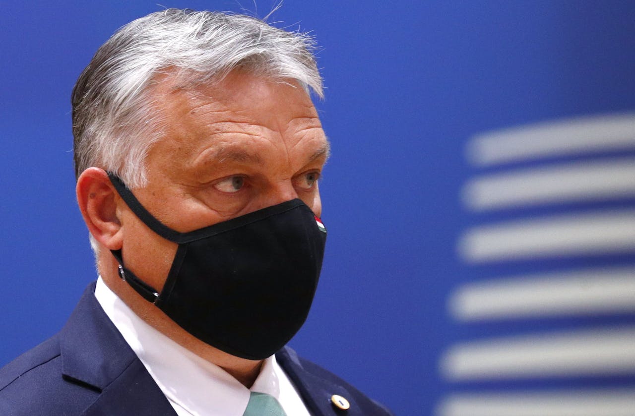 De Hongaarse premier Orban is één van de autoritaire leiders die de coronacrisis aangrijpt om de teugels nóg strakker aan te trekken.