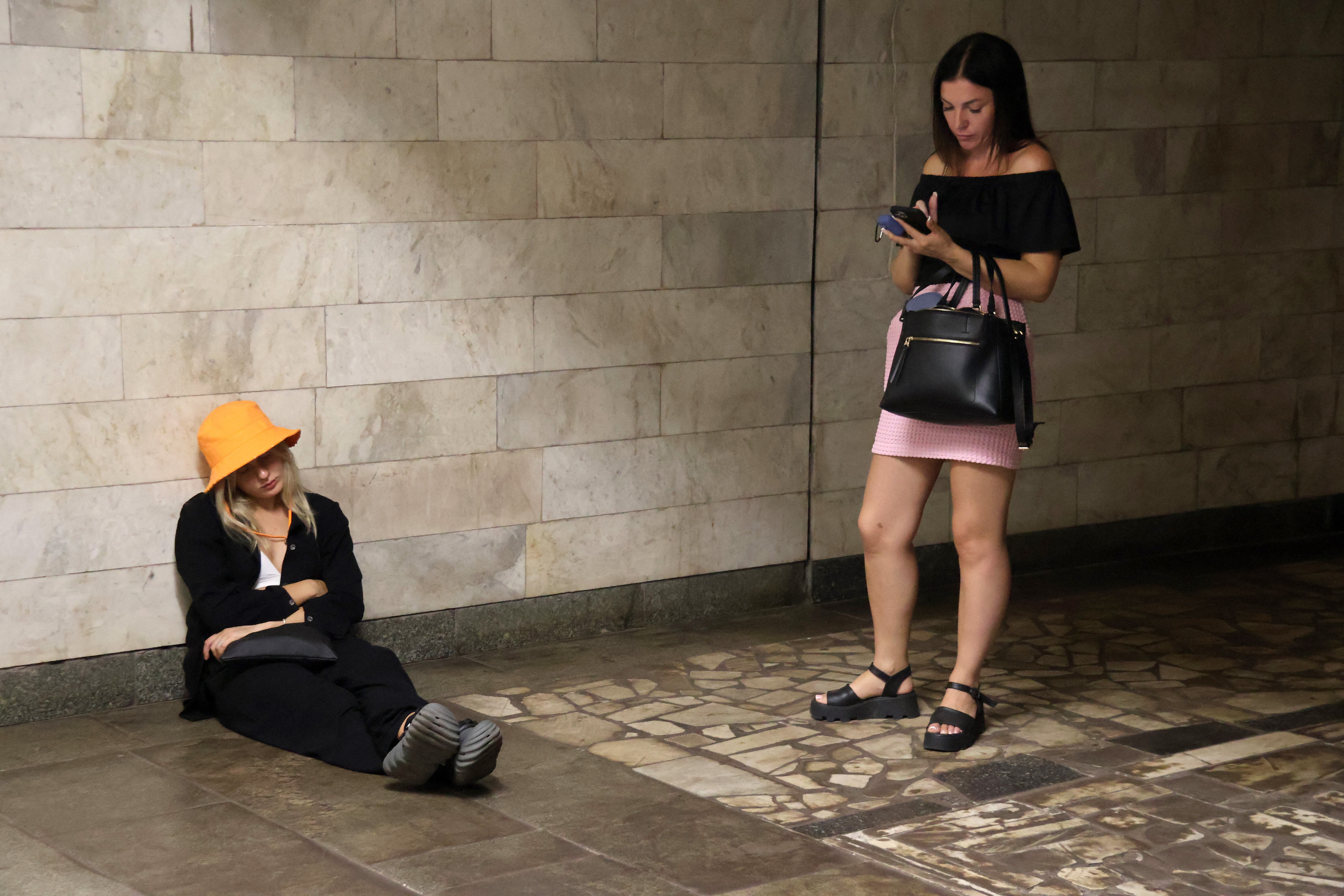 Perempuan berlindung di stasiun metro Usokorky selama serangan pesawat tak berawak dan rudal besar-besaran Rusia di Ukraina.