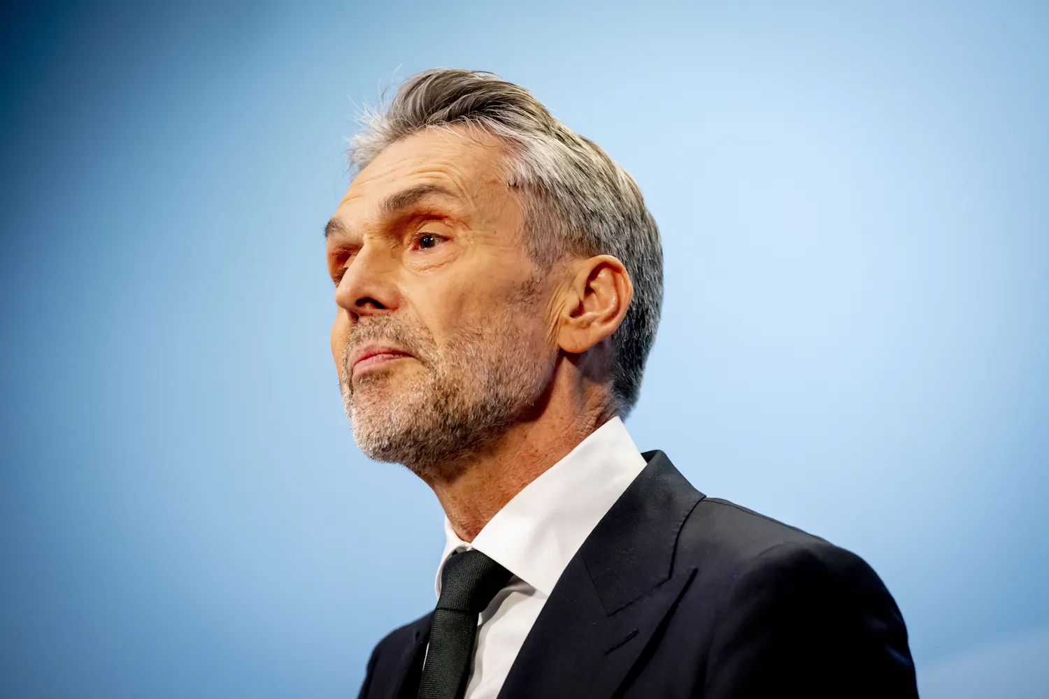 Premier Schoof voor Eerste Kamer, 'noodrecht asiel is olifant in de