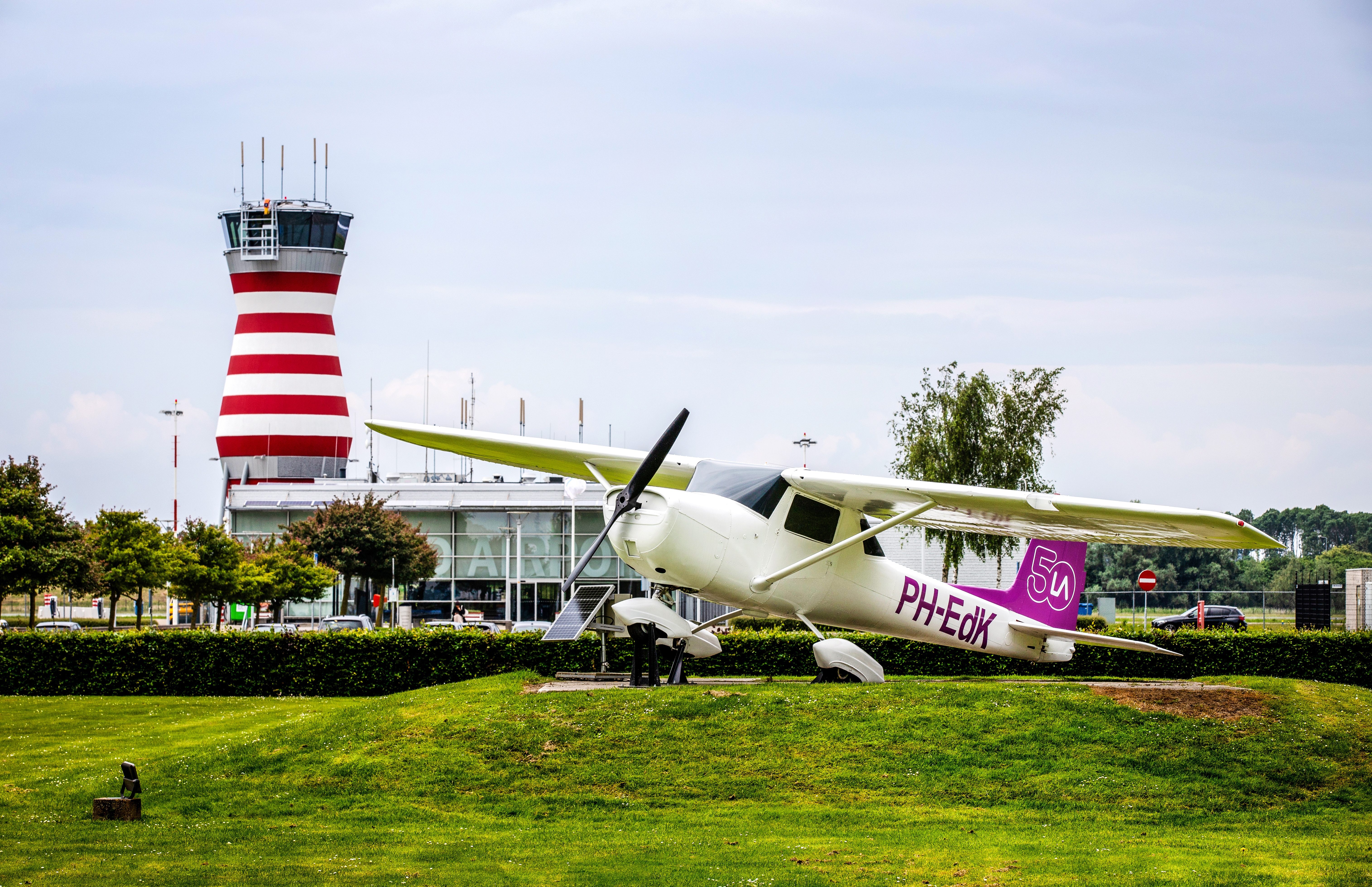 Het Ministerie van Infrastructuur weet al langer dat luchtvaartmaatschappijen weinig interesse hebben om vanaf Lelystad Airport te vliegen. Minister Barry Madlener wil echter doorgaan met de opening van het omstreden vliegveld.