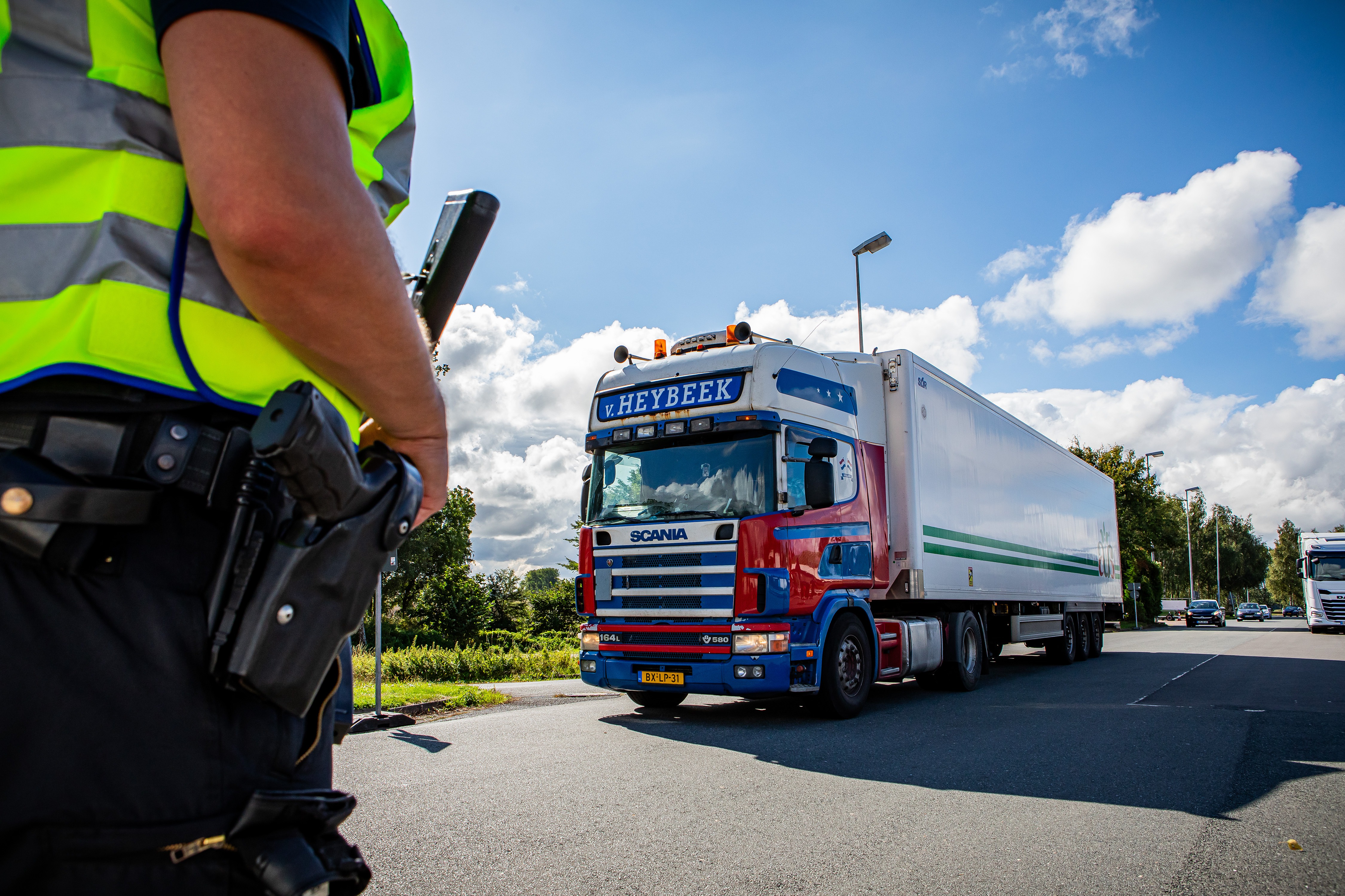 Bad Nieuweschans - Grenscontroles bij de grensovergang met Duitsland tussen Winschoten en Bunde. Vanaf de A7 wordt het verkeer naar een parkeerplaats geleid waar agenten controles uitvoeren. ANP / Hollandse Hoogte / Huisman Media