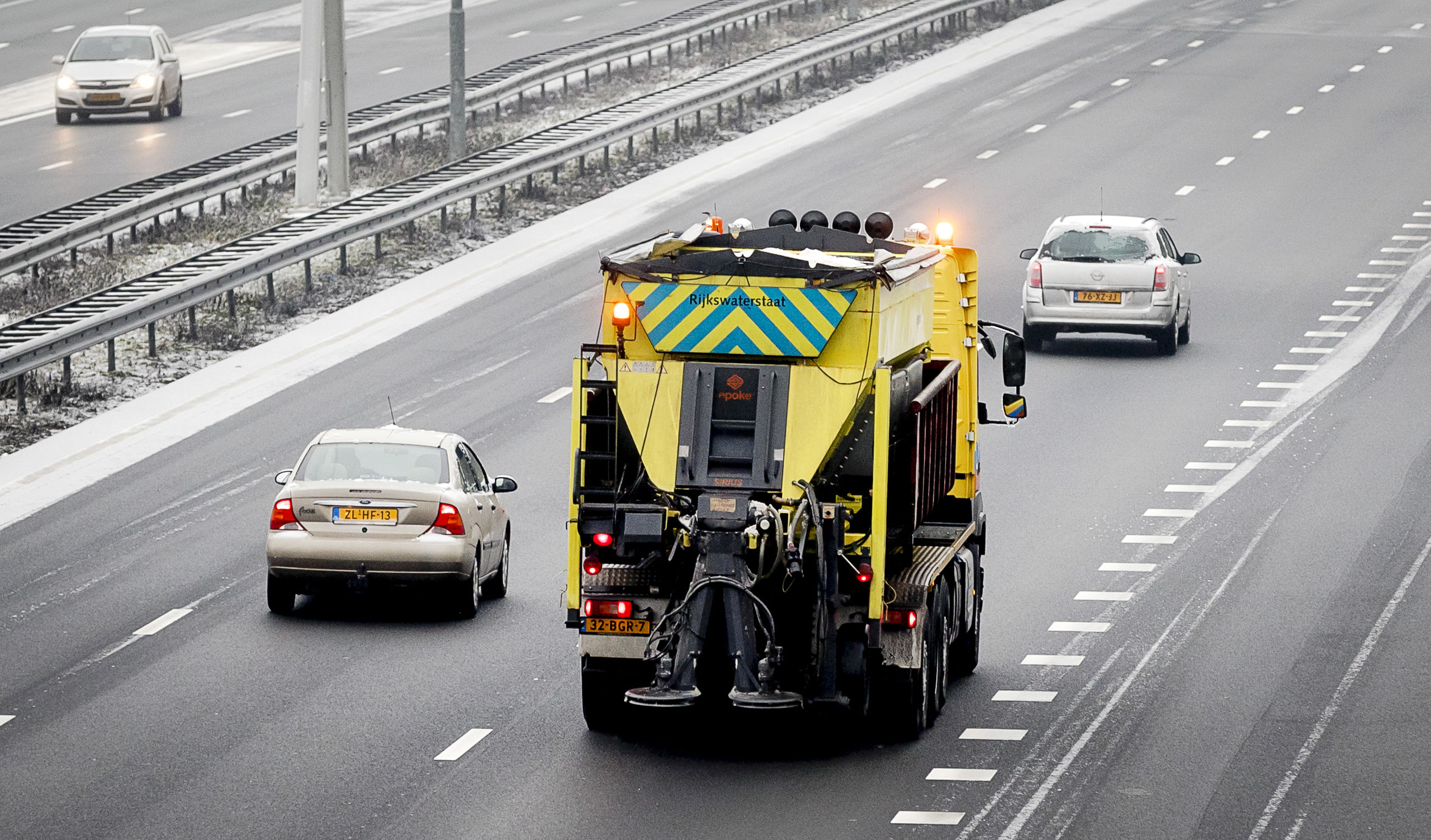 Een strooiwagen op de A27 nabij Houten.