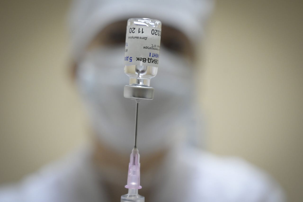 Een inenting met het Russische coronavaccin Spoetnik V wordt voorbereid door een verpleegster in een Moskouse kliniek. Natalia KOLESNIKOVA / AFP