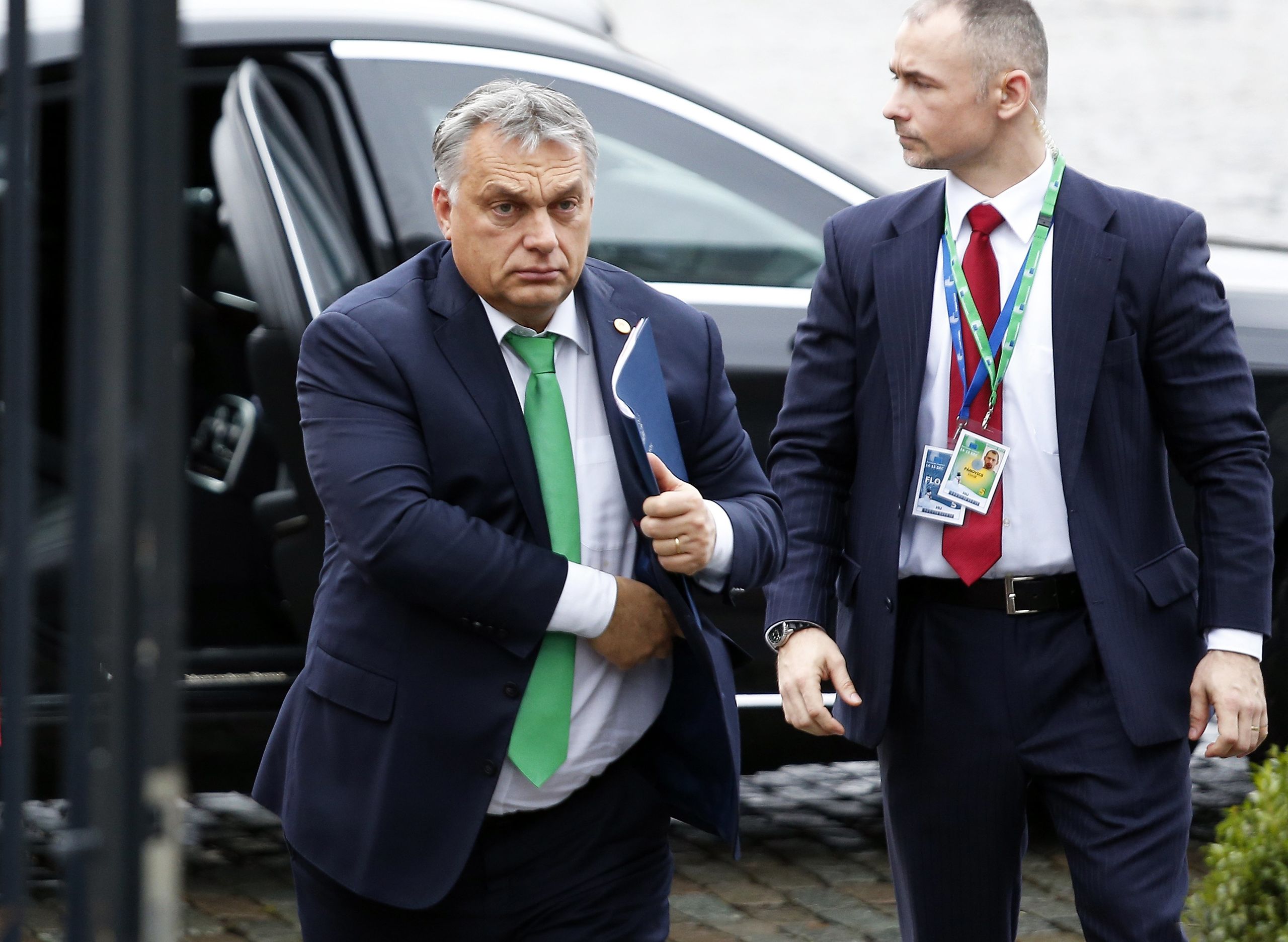 De Hongaarse premier Viktor Orban (L) komt aan in Brussel voor het overleg over onder meer migratie.