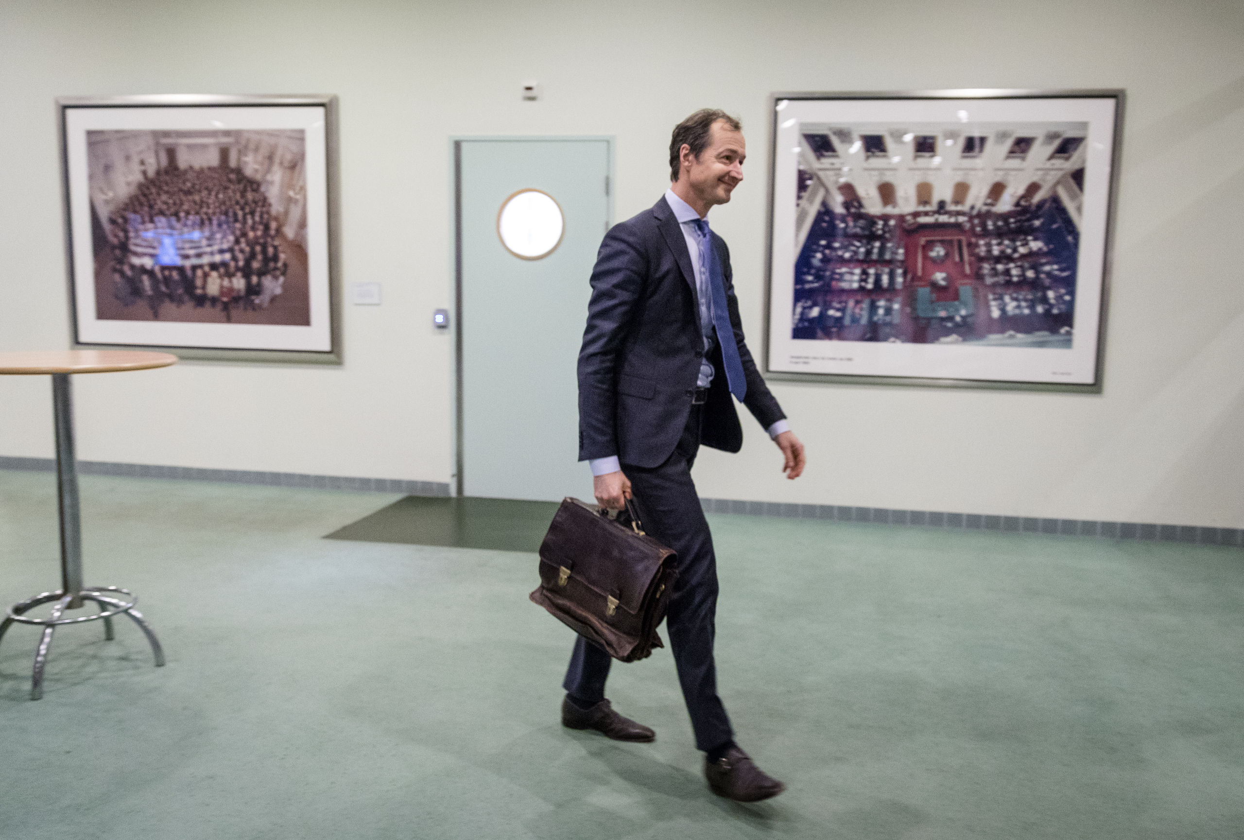 Minister Eric Wiebes van Economische Zaken en Klimaat (VVD) voor aanvang van het debat in de Tweede Kamer over de gaswinning in Groningen.
