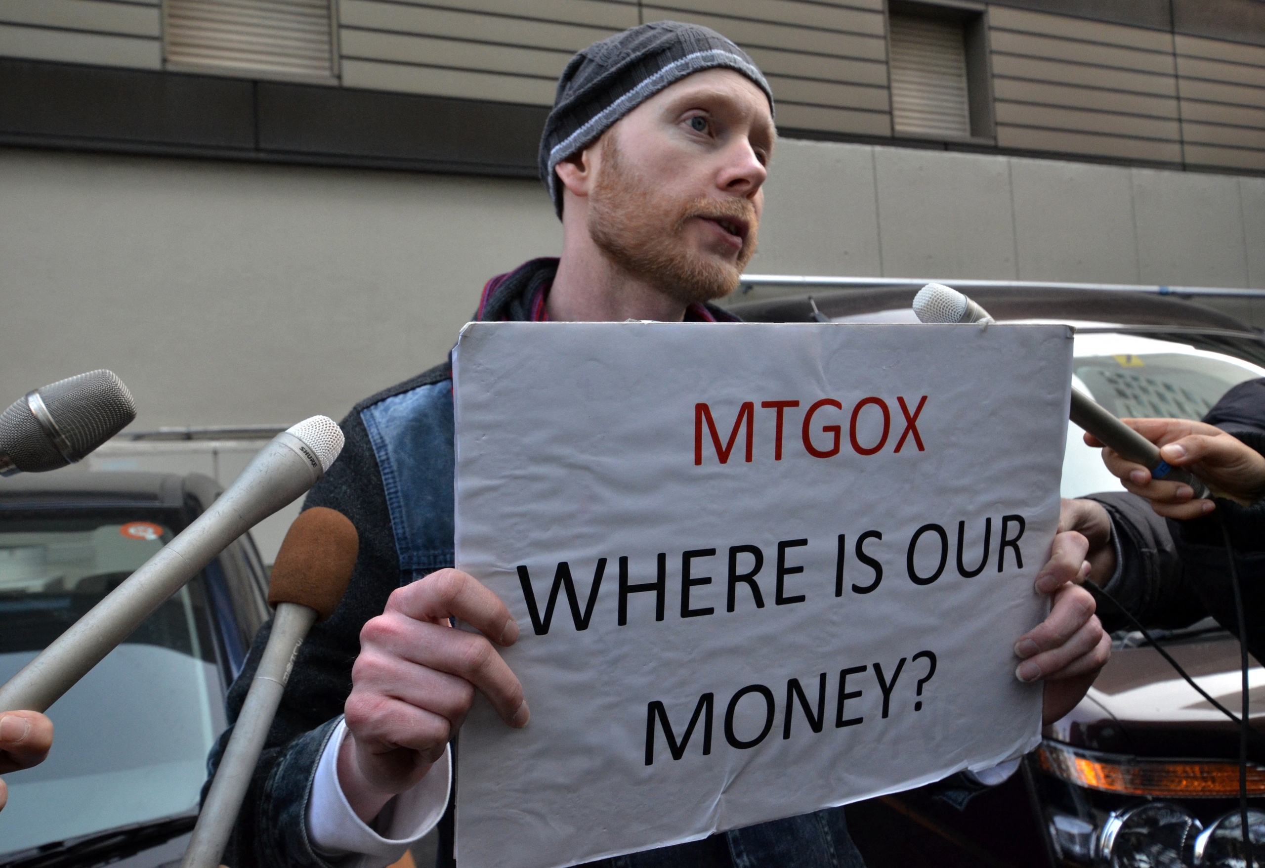 Bitcoin-belegger Kolin Burges demonstreerde in 2014 al voor het hoofdkantoor van MtGox om opheldering te krijgen over de verdwenen bitcoins.