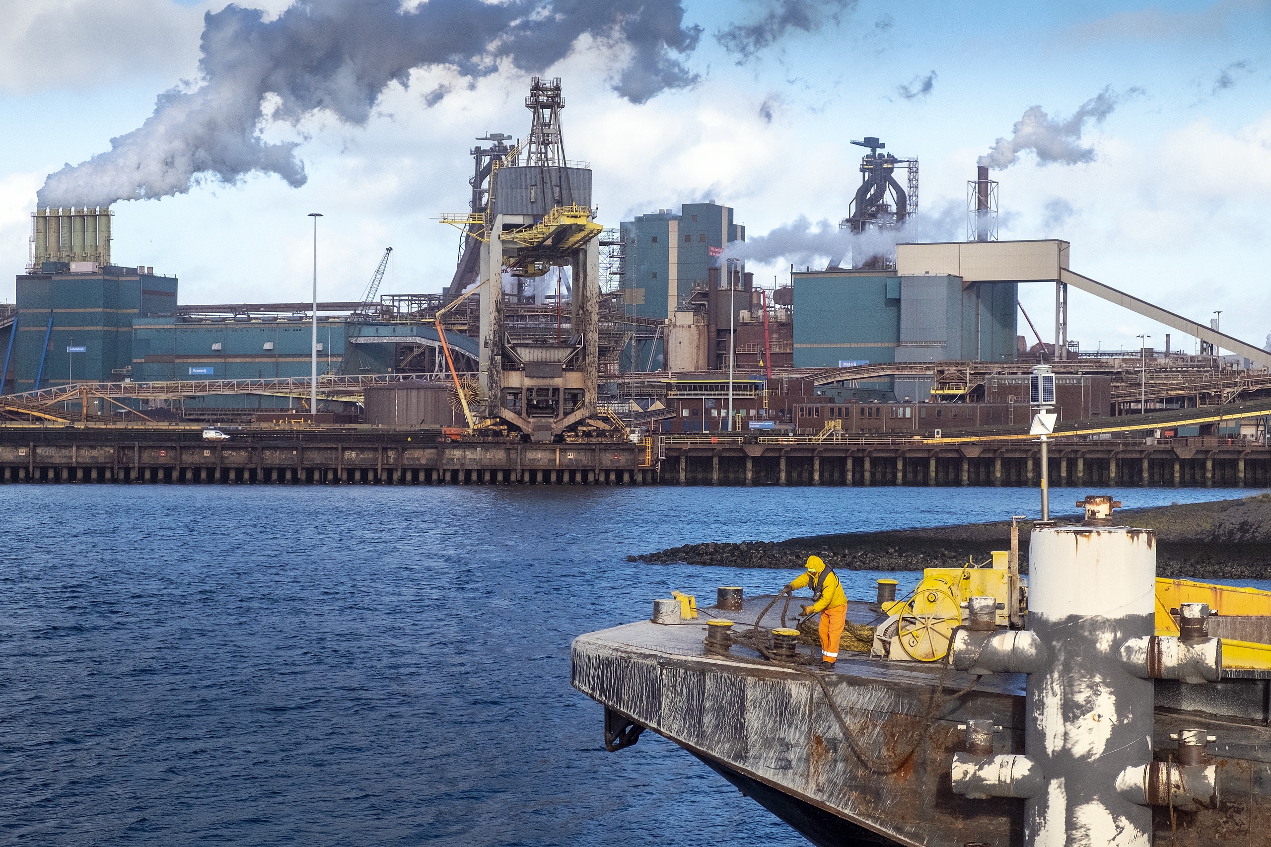Het Openbaar Ministerie (OM) heeft dinsdag met een team van experts onderzoek verricht op het terrein van Tata Steel IJmuiden. Ze wilden 'meer inzicht krijgen' in het productieproces van staal en de werking van de cokes- en gasfabrieken, laat het OM weten. 