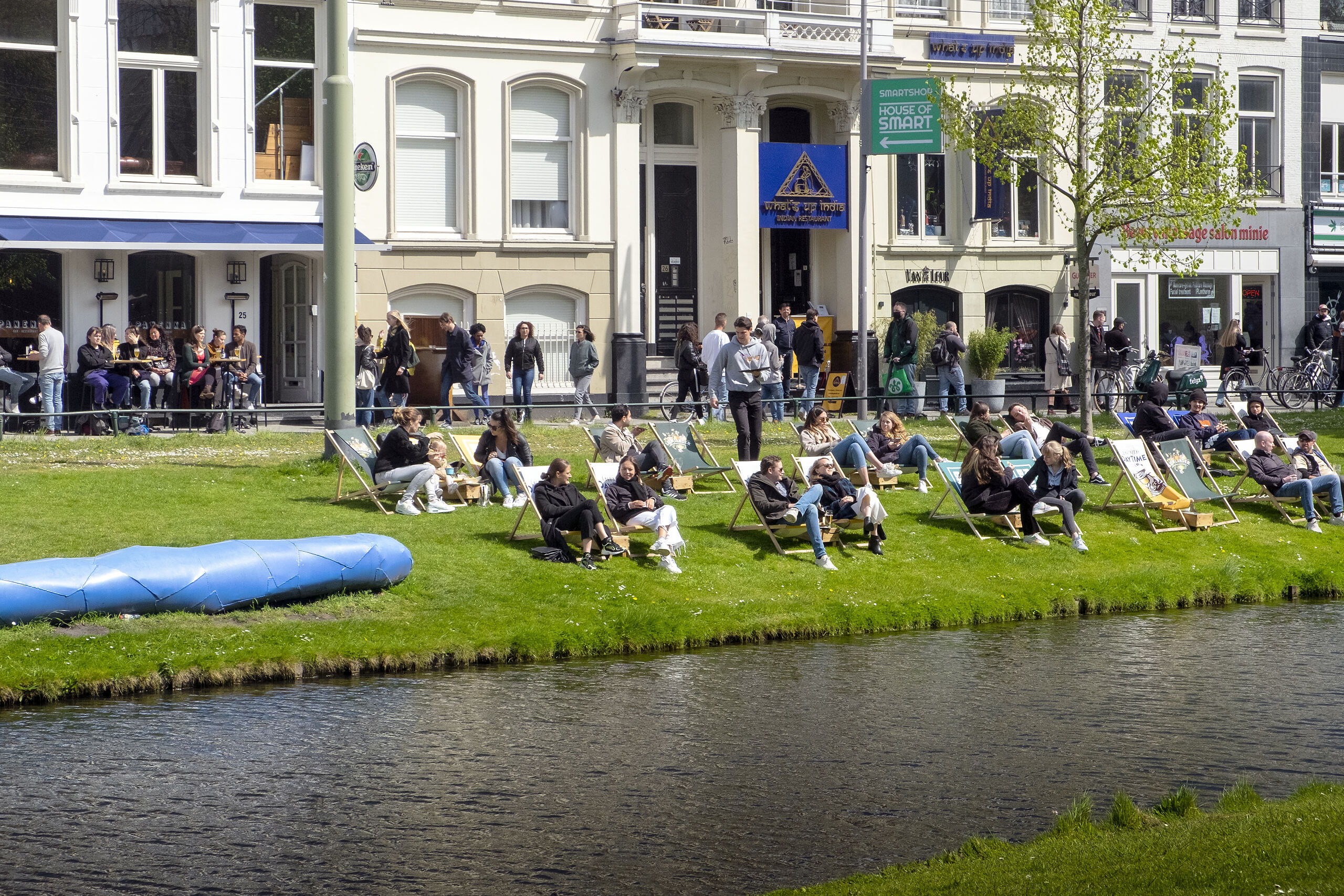 Rotterdam. Het cafe en restaurant Panenka op de Eendrachtsweg in Rotterdam centrum. Vooral studenten en jongeren zitten in de ligstoelen op het grasveld. Foto: ANP / Hollandse Hoogte / Hans van Rhoon